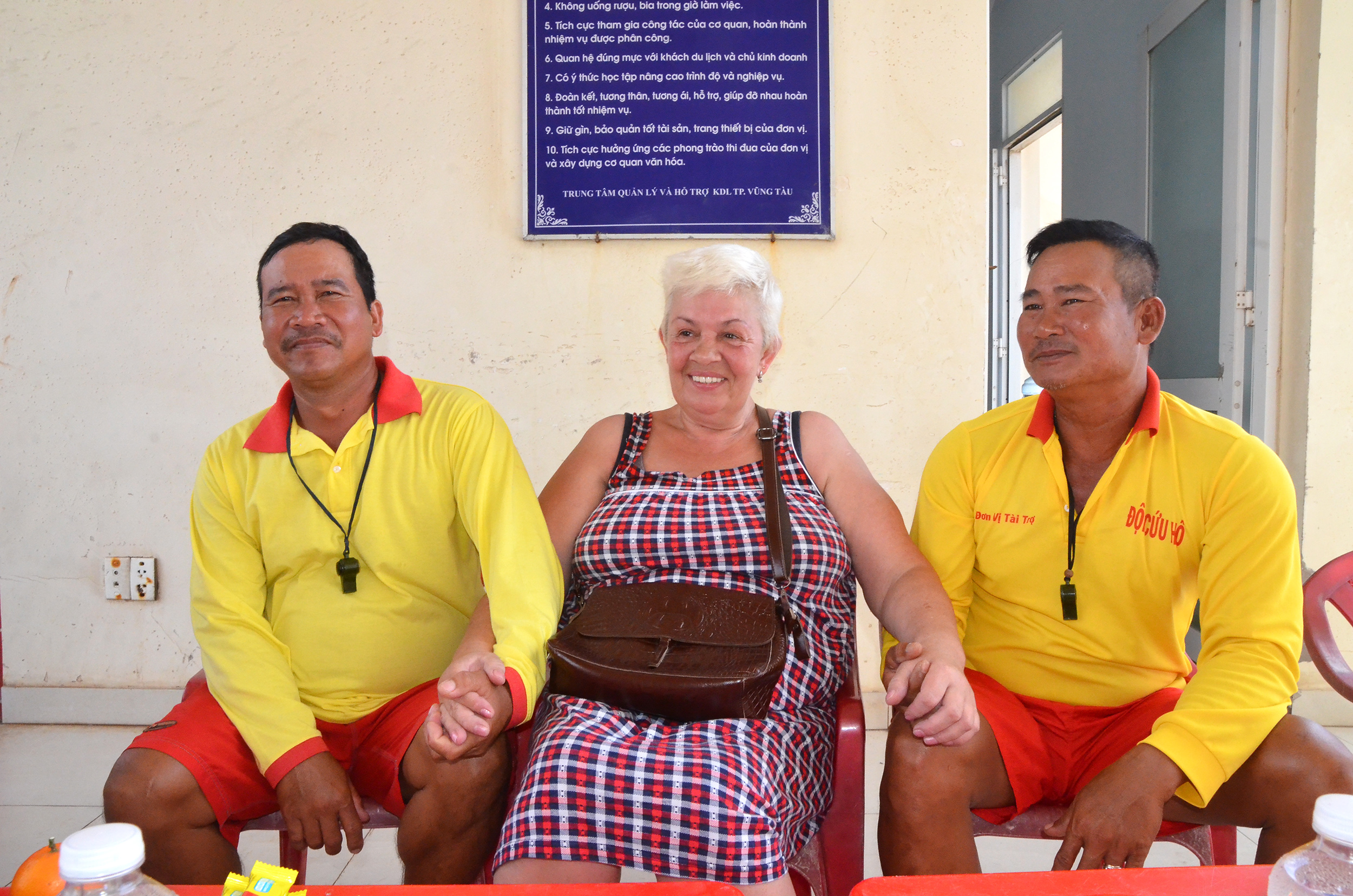 Bà Fiiymovilbekew xúc động khi gặp lại anh Đinh Quang Khoa (phải) và anh Nguyễn Thanh Bình, 2 ân nhân đã cứu mạng bà 3 năm trước.