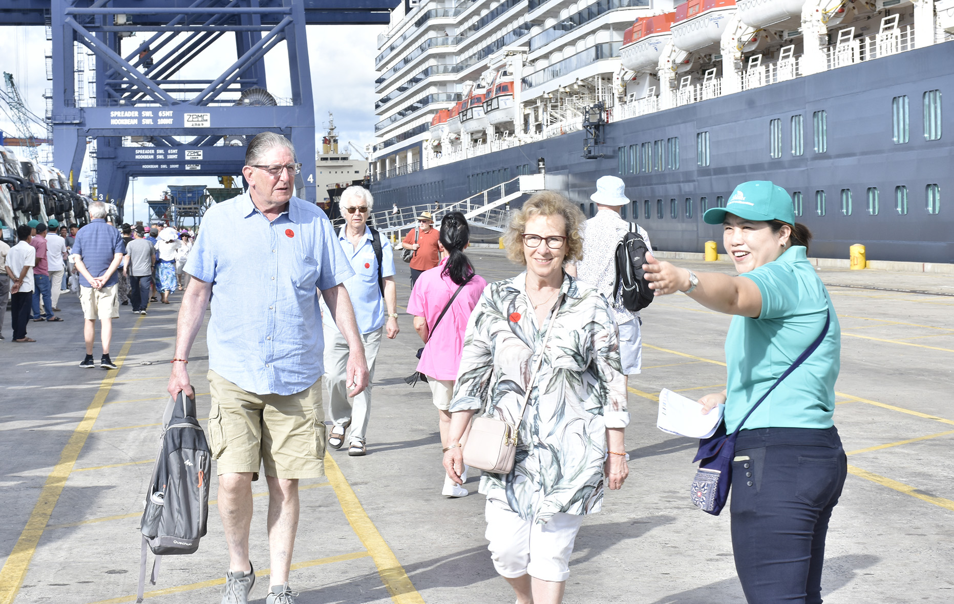 Du khách rời tàu Queen Elizabeth tham gia các tour du lịch