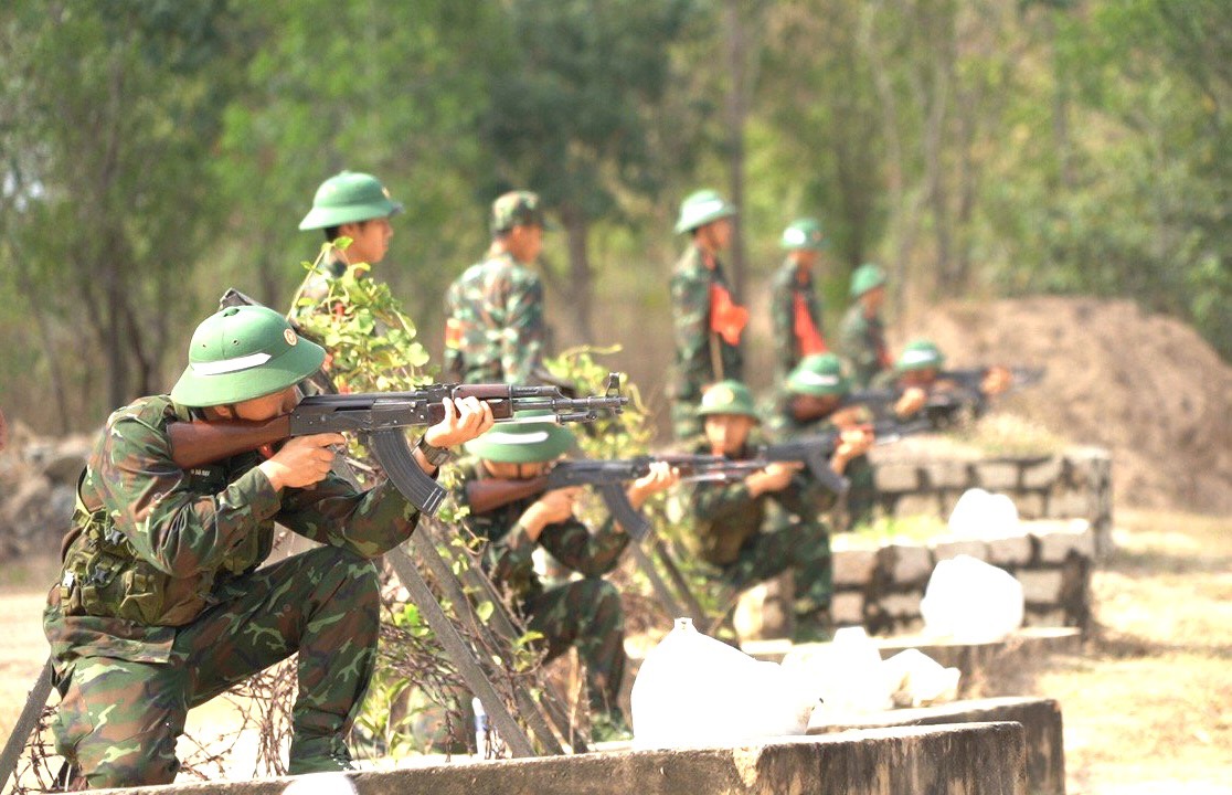 CSM say sưa huấn luyện bắn súng với tinh thần “vượt nắng, thắng mưa, say sưa luyện tập”.