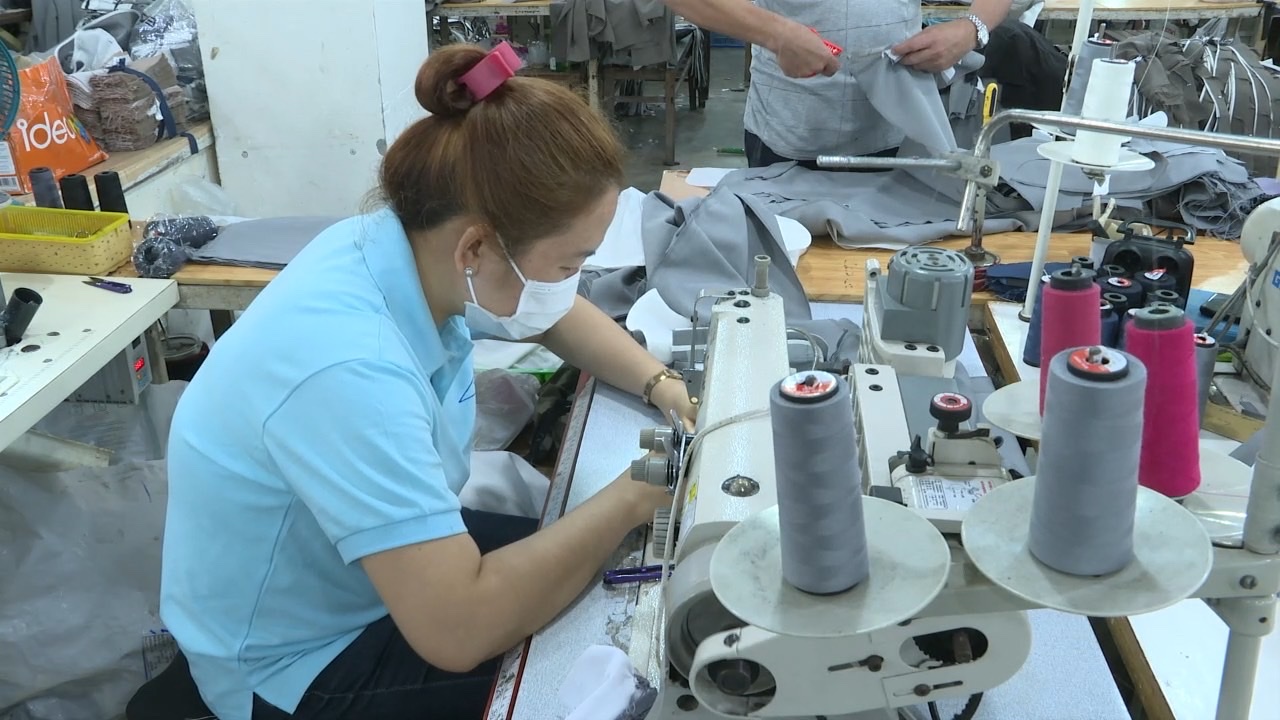 Công nhân Công ty CP May Vũng Tàu trong giờ sản xuất.