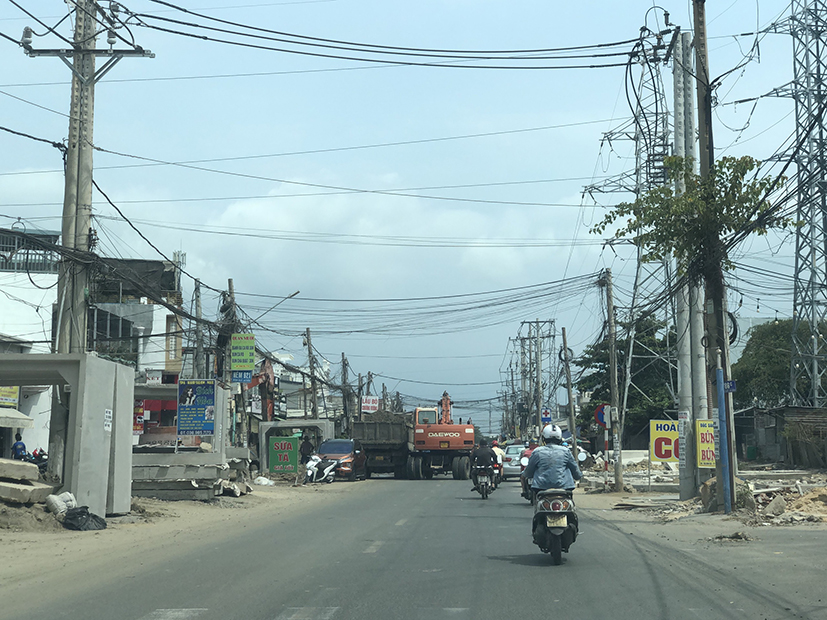 Xe ben, xe cuốc tràn ra đường khi thi công công trình nâng cấp cải tạo đường Bình Giã (phường 10, TP.Vũng Tàu) gây mất ATGT.