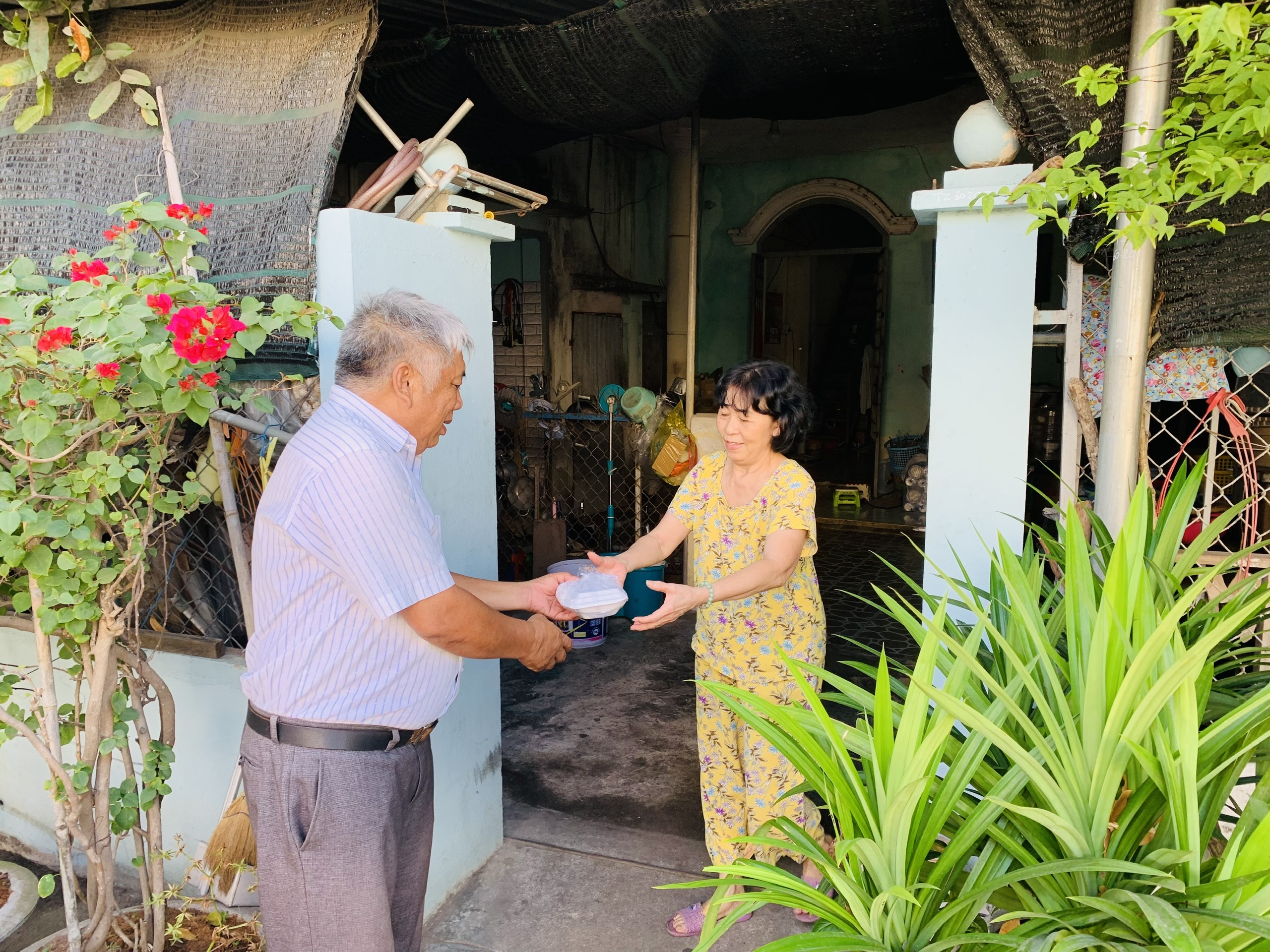 Ông Lý Thanh Sơn, Bí thư Chi bộ ấp An Thạnh (xã An Ngãi, huyện Long Điền) đi đến các hộ nghèo, hộ khó khăn để phát cơm chay miễn phí.