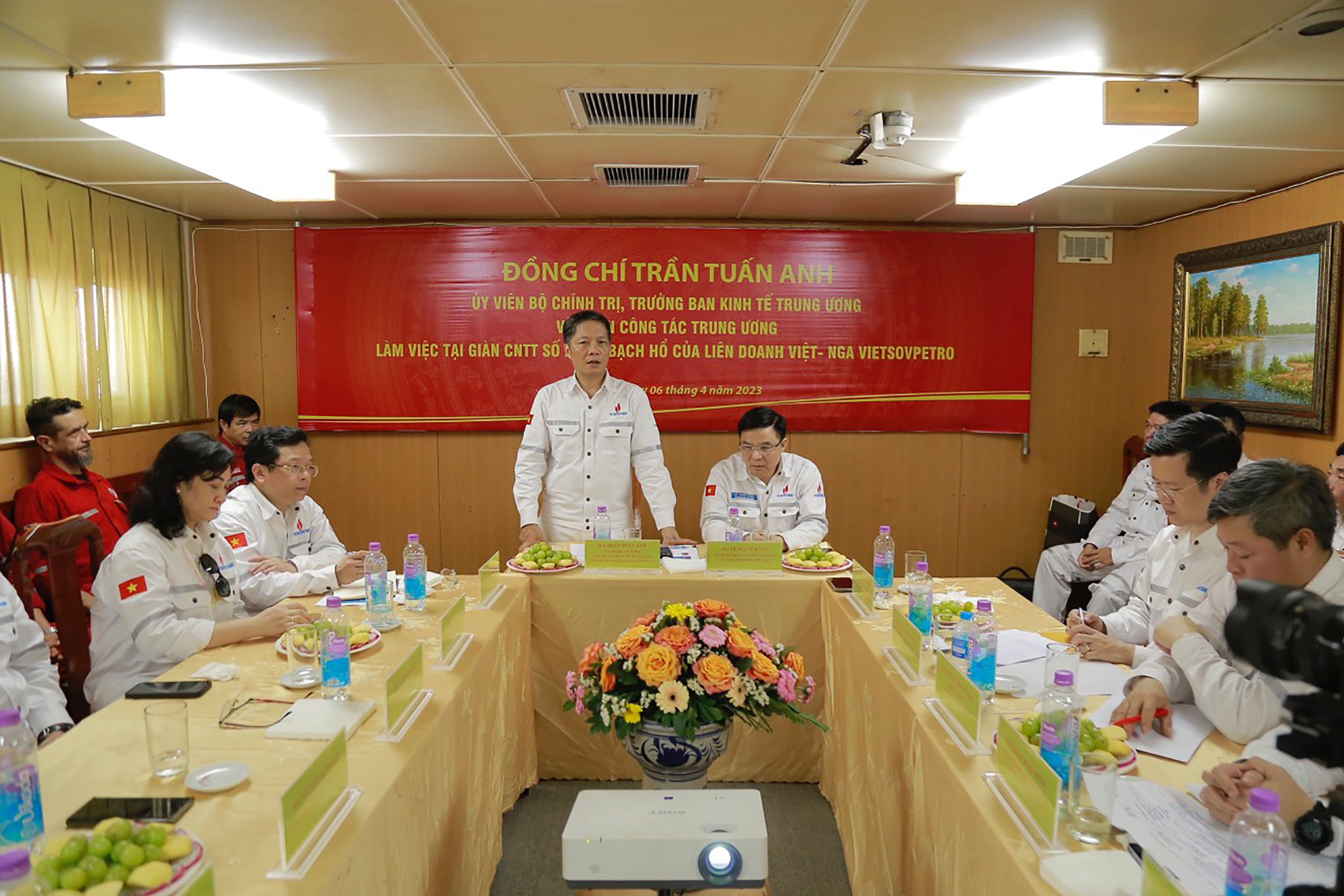 Ông Trần Tuấn Anh, Ủy viên Bộ Chính trị, Trưởng Ban Kinh tế Trung ương chủ trì buổi làm việc.