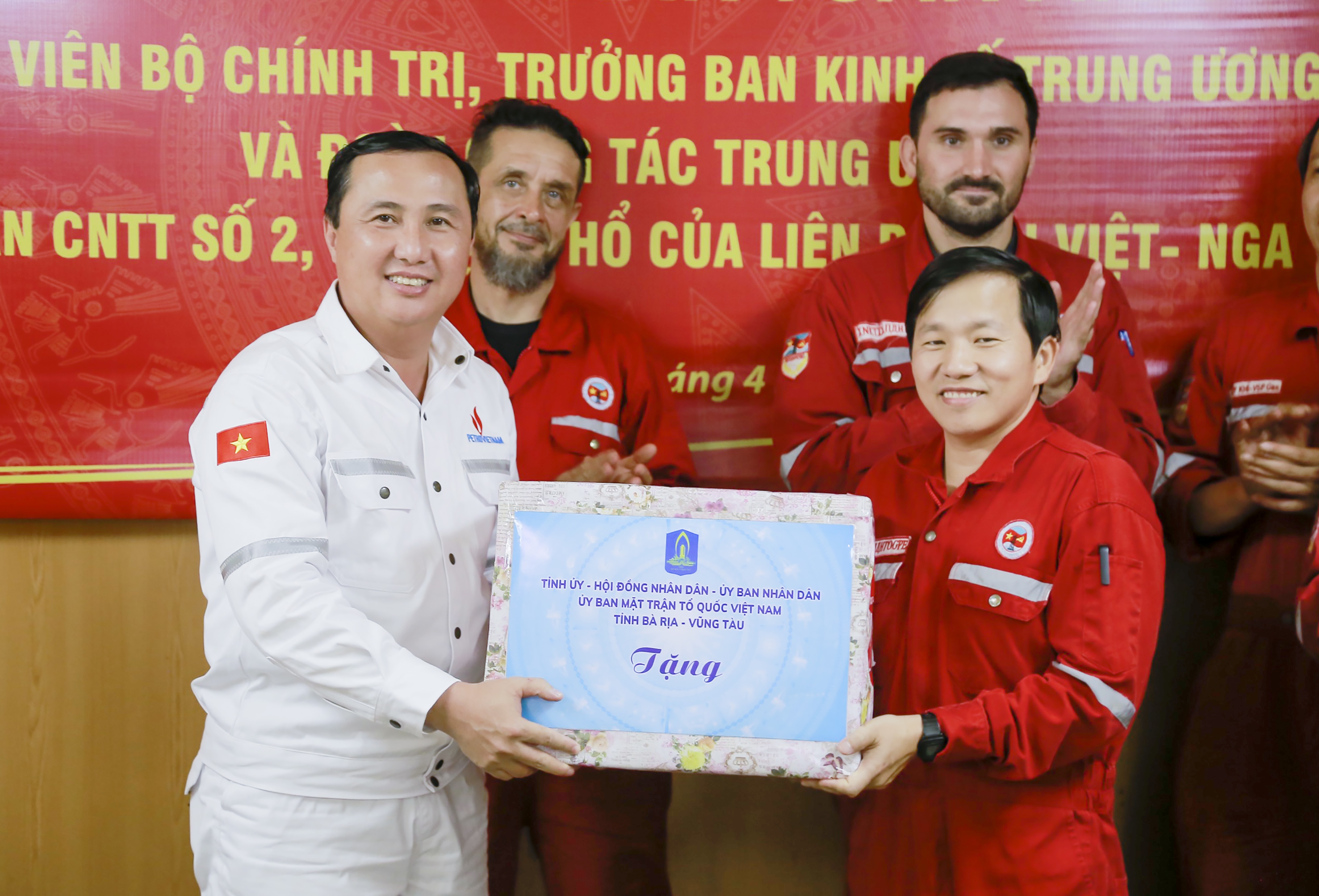 Ông Lê Hoàng Hải, Phó Chủ tịch HĐND tỉnh Bà Rịa - Vũng Tàu tặng quà tập thể người lao động Vietsovpetro.
