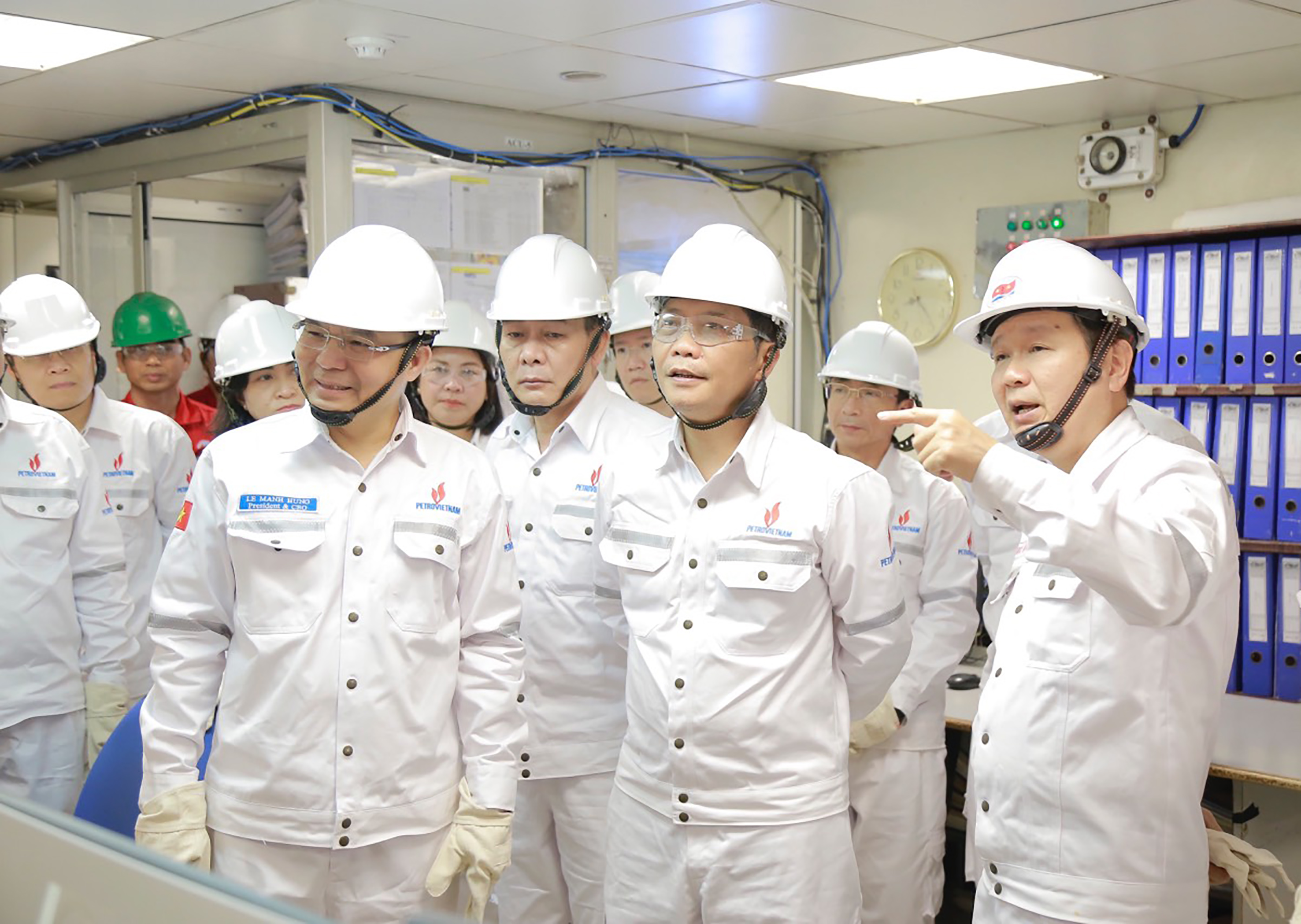 Đoàn công tác thăm quan Phòng điều khiển Trung tâm Giàn CNTT số 2 mỏ Bạch Hổ.
