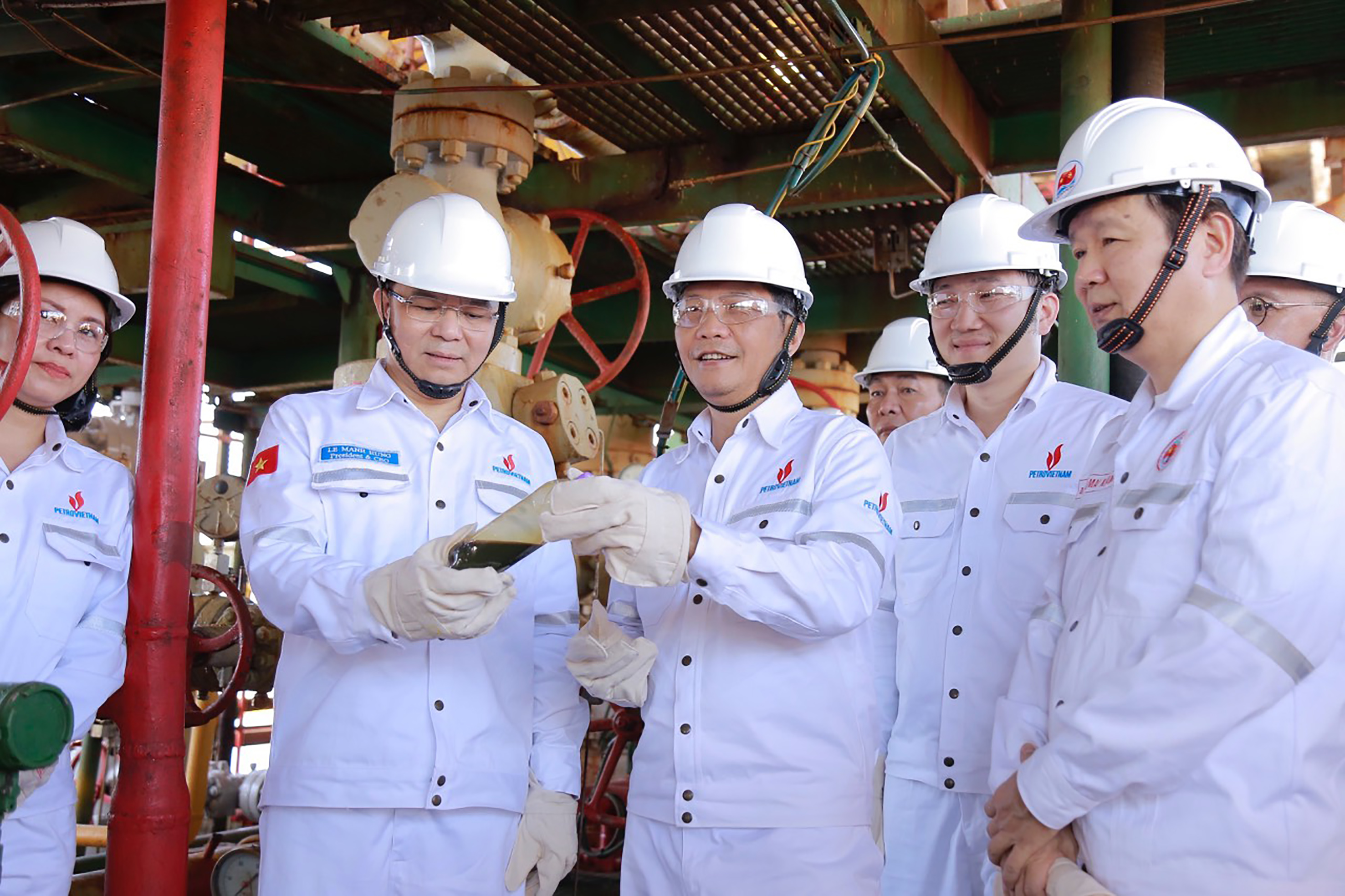 Cán bộ, công nhân viên Giàn Công nghệ trung tâm số 2 giới thiệu với đoàn công tác mẫu dầu Bạch Hổ.
