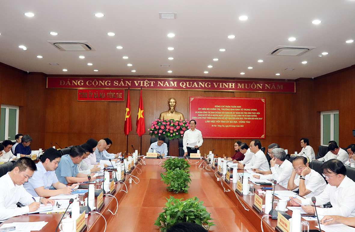 Ông Phạm Viết Thanh, Ủy viên Trung ương Đảng, Bí thư Tỉnh ủy, Chủ tịch HĐND tỉnh phát biểu tại buổi làm việc.