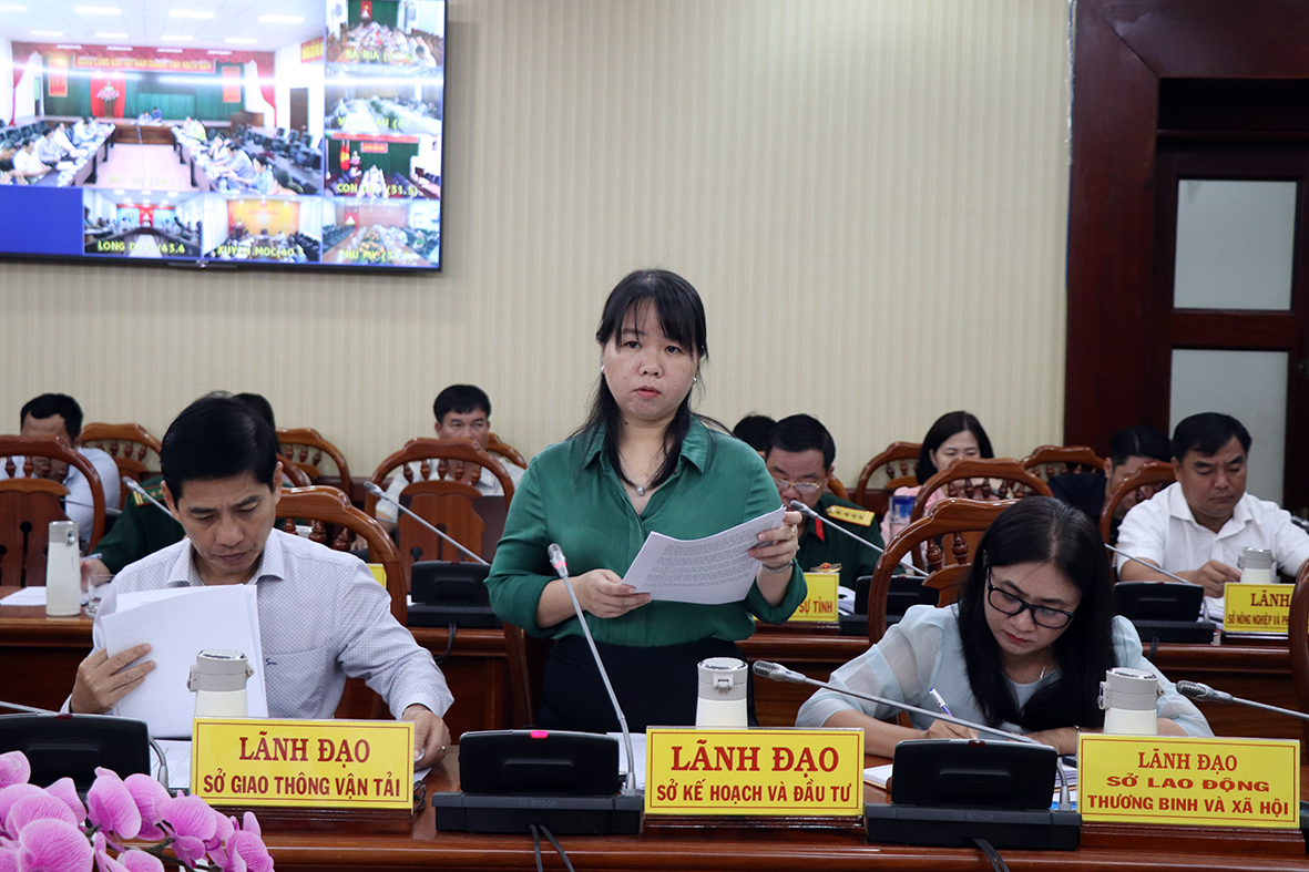 Bà Trần Thụy Cẩm Lệ, Phó Giám đốc Sở KH-ĐT báo cáo tình hình phát triển kinh tế-xã hội tháng 3 và Quý I năm 2023.