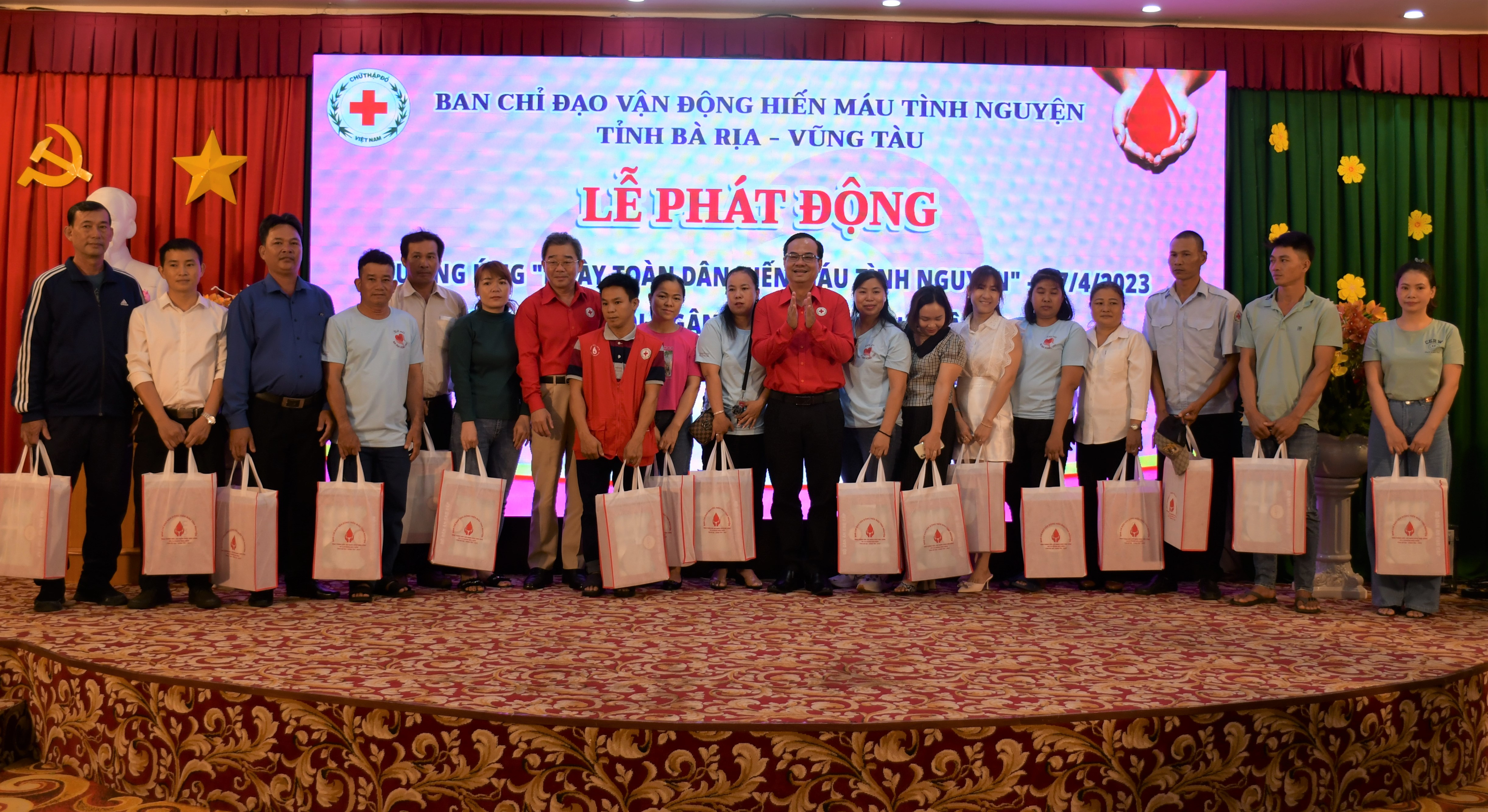 Ông Lê Văn Hậu, Chủ tịch Hội Chữ thập đỏ tỉnh và ông Vũ Thanh Lưu, Phó Chủ tịch Trung ương Hội Chữ thập đỏ Việt Nam tặng quà cho các thành viên của CLB nhóm máu hiểm của tỉnh.