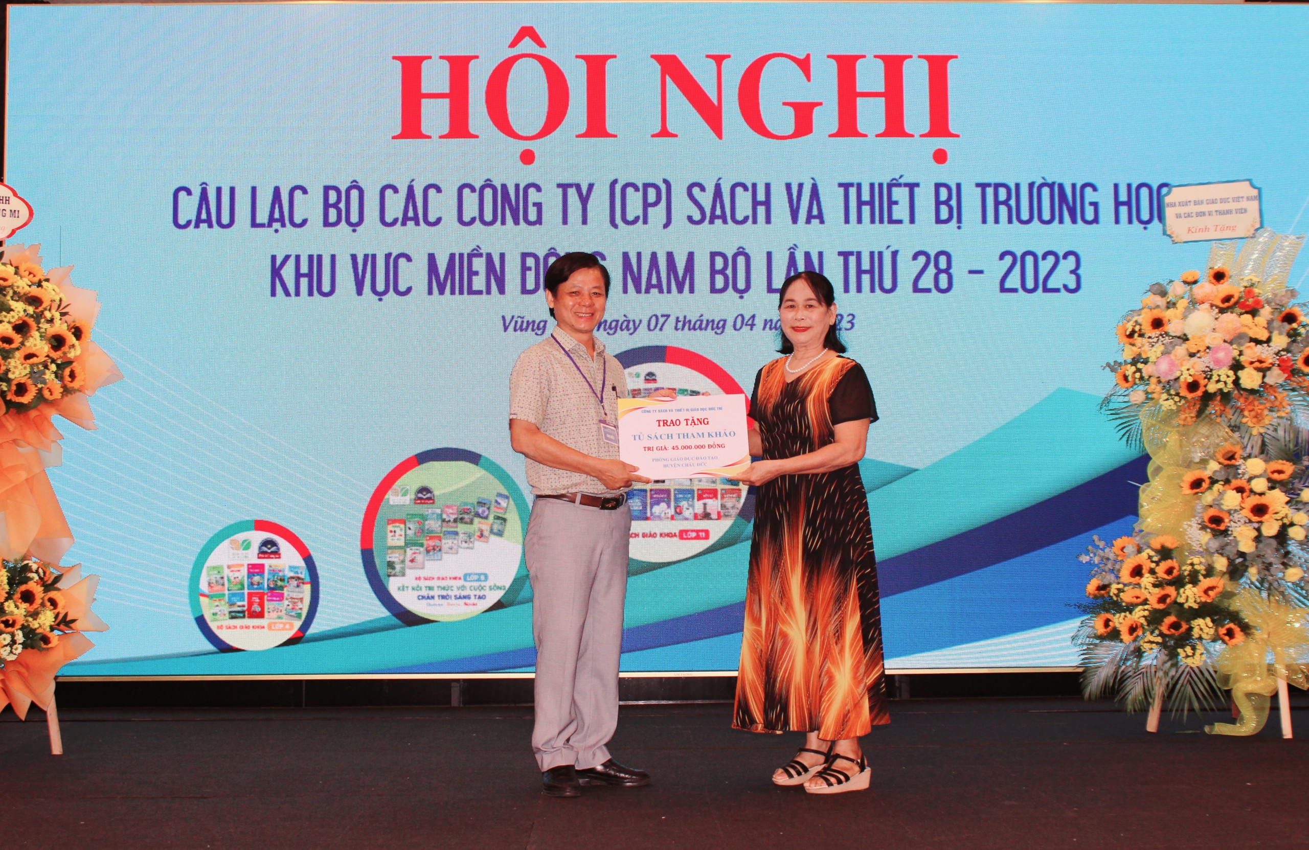 Công ty Sách và Thiết bị giáo dục Đức Trí trao tặng tủ sách tham khảo trị giá 45 triệu đồng cho Phòng GD-ĐT huyện Châu Đức.