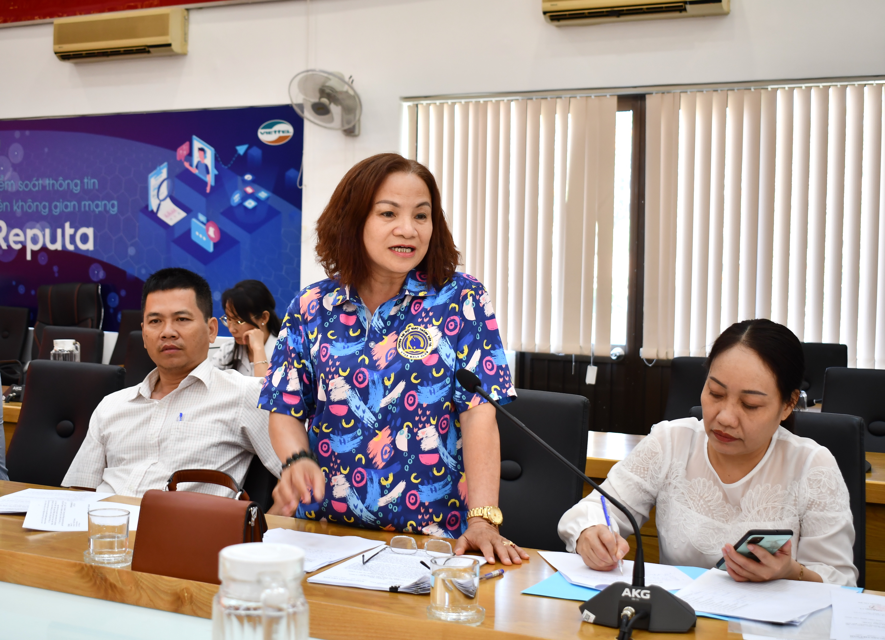 Đại biểu thảo luận về giải pháp công tác tạo nguồn phát triển đảng viên mới.