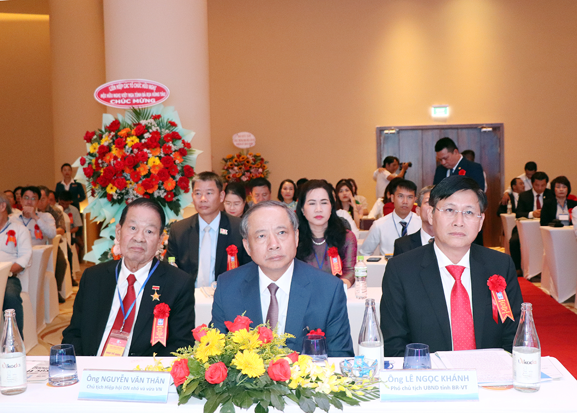 Lãnh đạo Hiệp hội DNNVV Việt Nam, UBND tỉnh tham dự Đại hội.