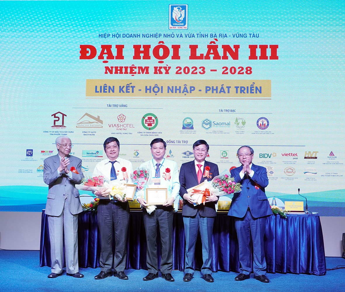 Ông Nguyễn Văn Thân, Chủ tịch Hiệp Hội DNNVV Việt Nam trao Kỷ niệm chương “Vì sự nghiệp phát triển DNNVV Việt Nam” cho các cá nhân của tỉnh.