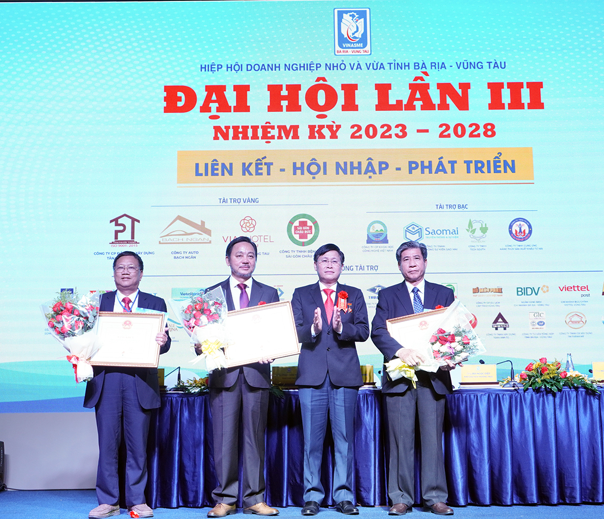 Ông Lê Ngọc Khánh, Phó Chủ tịch UBND tỉnh trao bằng khen của UBND tỉnh cho các tập thể.