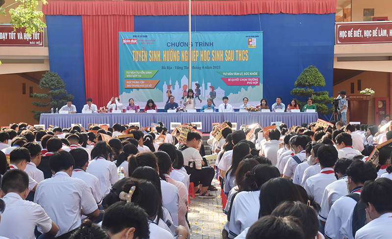 Quang cảnh buổi tư vấn, hướng nghiệp HS sau THCS tại Trường THCS Huỳnh Khương Ninh, TP.Vũng Tàu vào sáng 7/4.