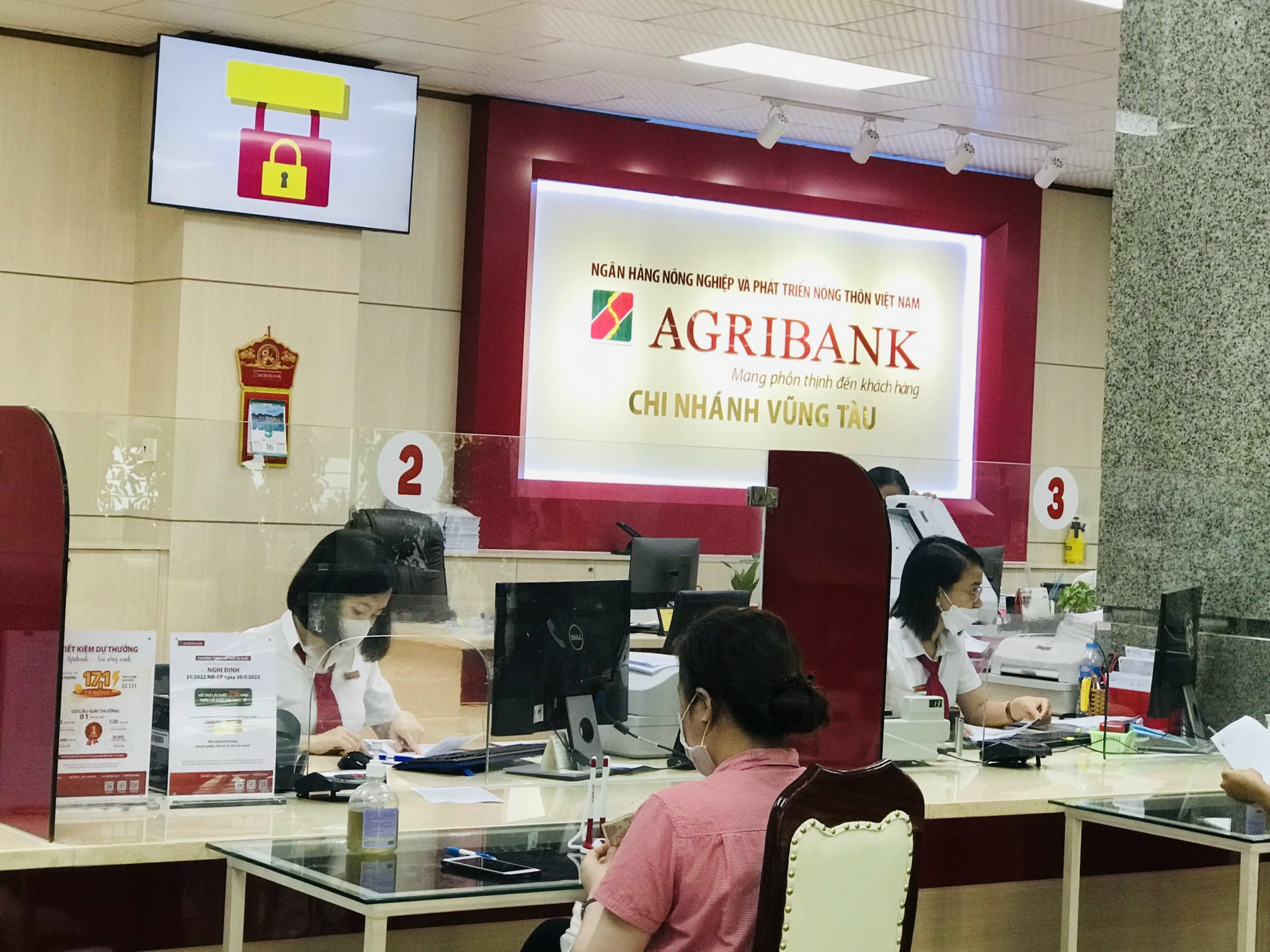 Khách hàng giao dịch tại Agribank, chi nhánh Vũng Tàu.