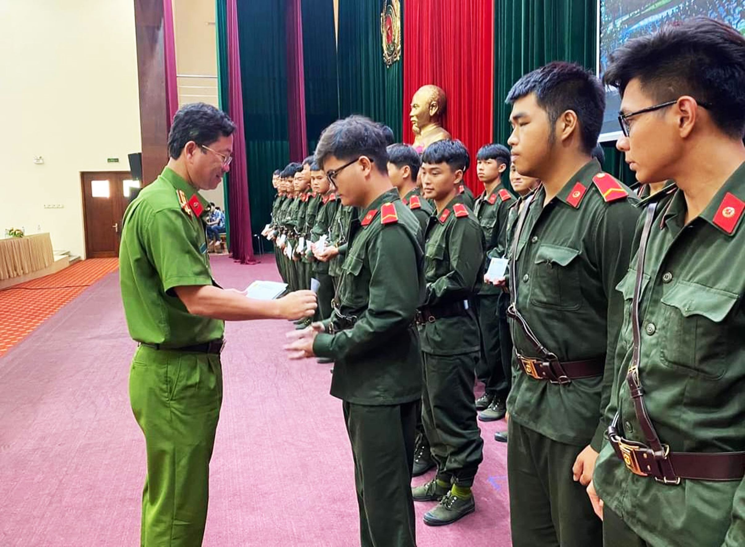 Đại diện lãnh đạo Công an TP.Vũng Tàu tặng quà cho các tân binh.