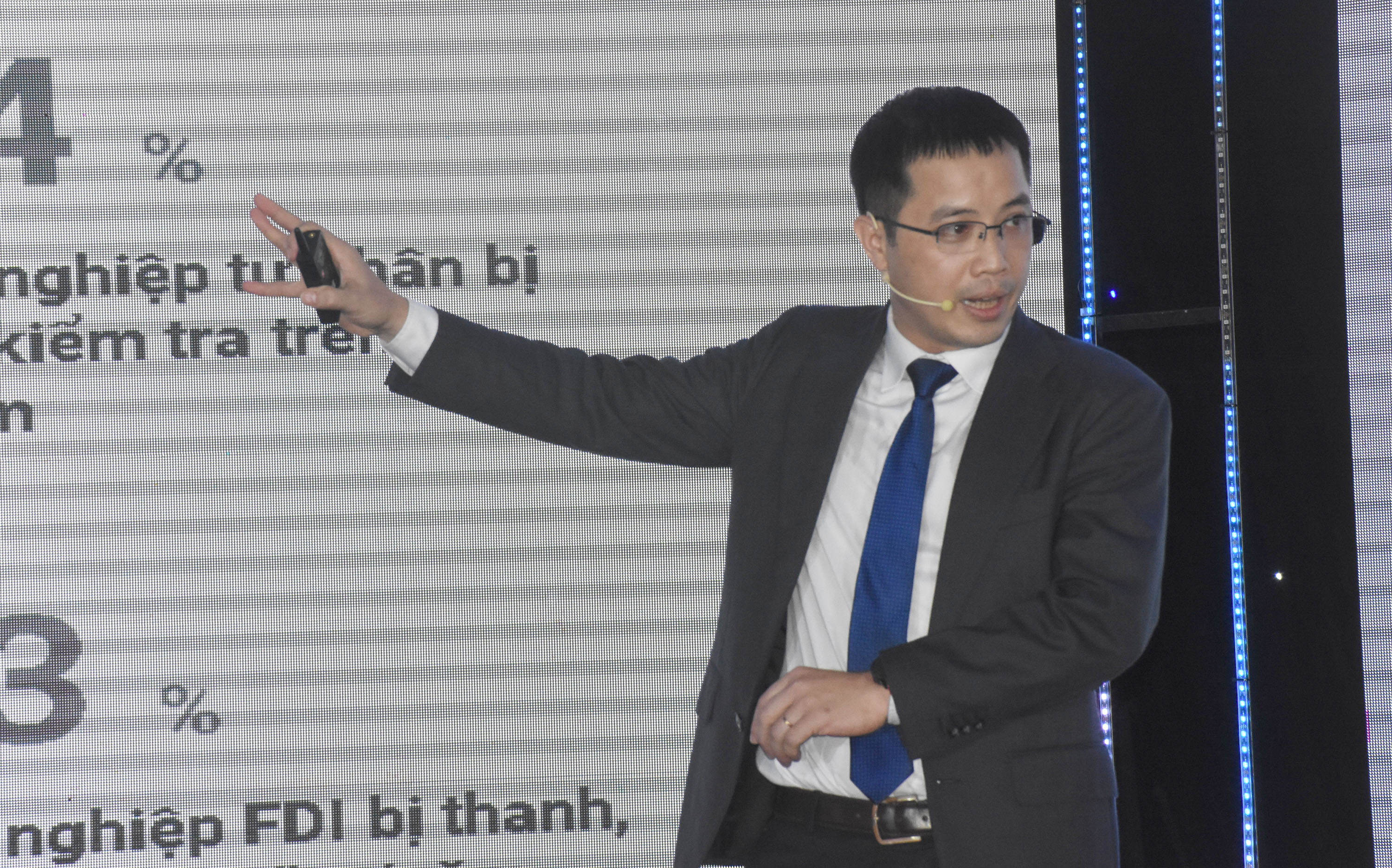 Ông Đậu Tuấn Anh, Phó Tổng Thư ký VCCI, Giám đốc Dự án PCI trình bày những mặt đạt được và phân tích những hạn chế mà các địa phương đang gặp phải khi chấm điểm PCI