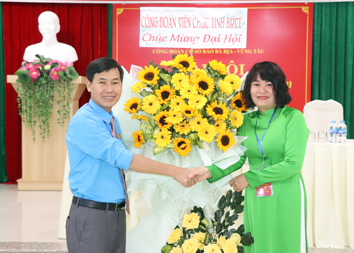 Ông Nguyễn Việt Dũng, Chủ tịch Công đoàn Viên chức tỉnh tặng lẵng hoa chúc mừng Đại hội.