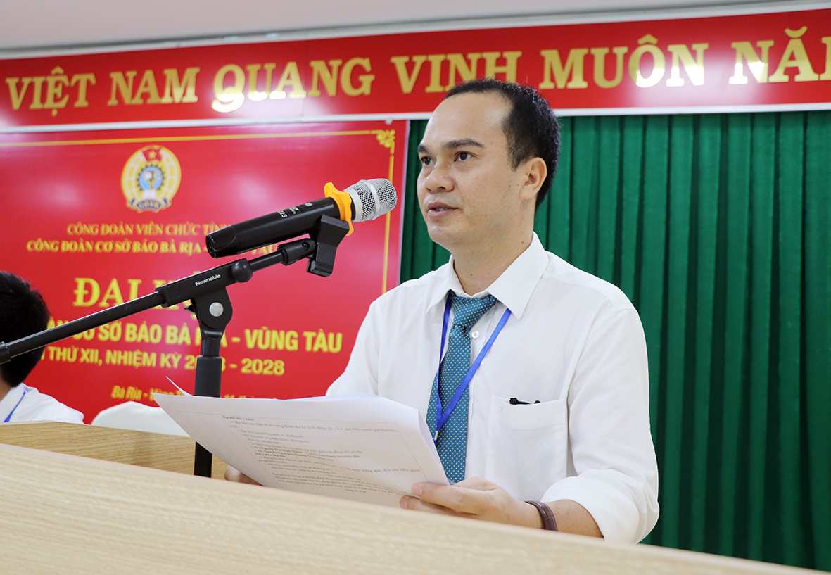 Ông Nguyễn Văn Tiện, Phó Chủ tịch Công đoàn Cơ sở Báo Bà Rịa-Vũng Tàu báo cáo kết quả 