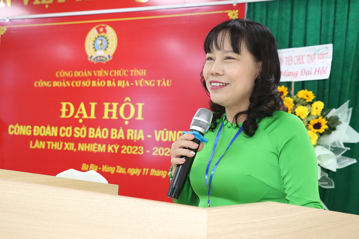 Bà Đỗ Nguyễn Hoàng Dung, Quyền Tổng Biên tập Báo Bà Rịa-Vũng Tàu phát biểu tại Đại hội.