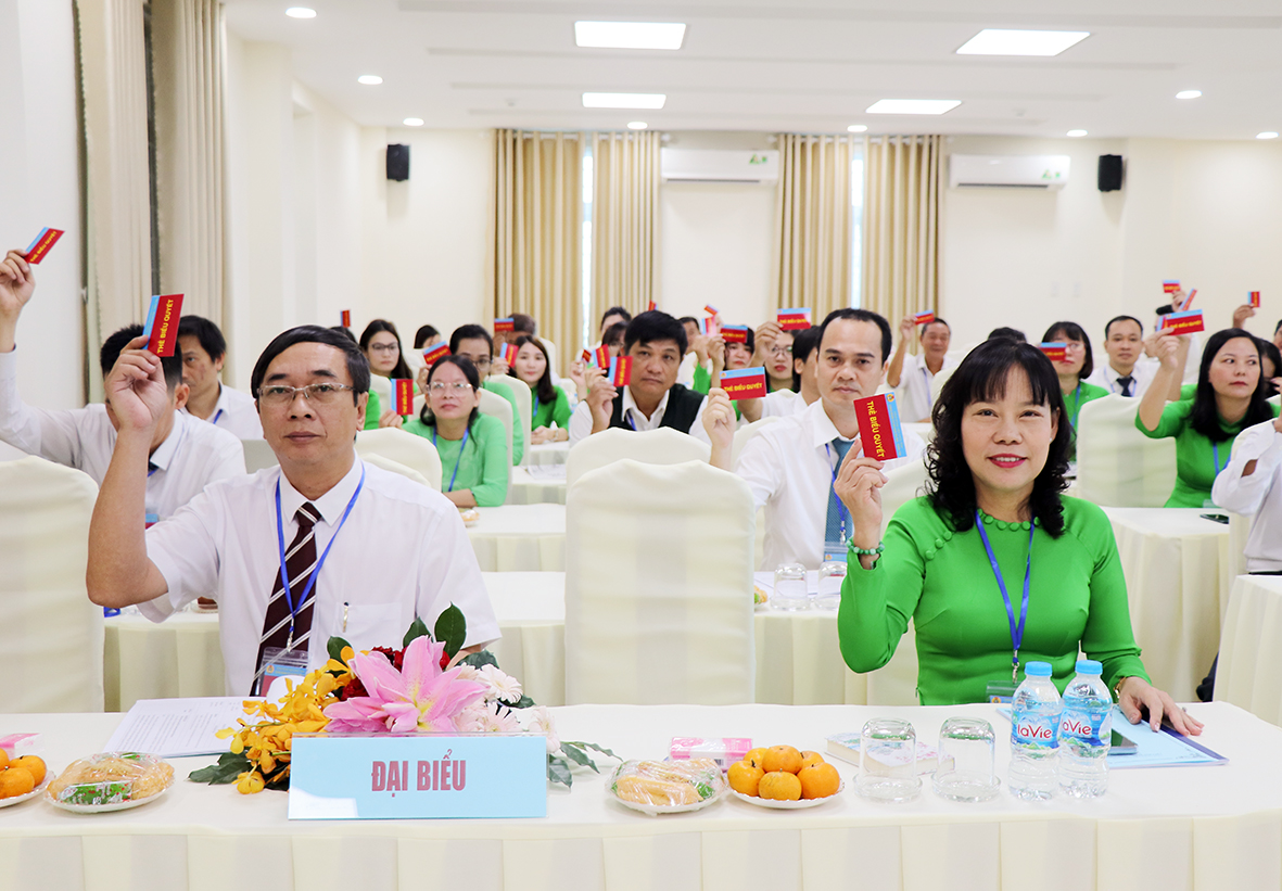 Các đại biểu bỏ phiếu thông qua Nghị quyết Đại hội.