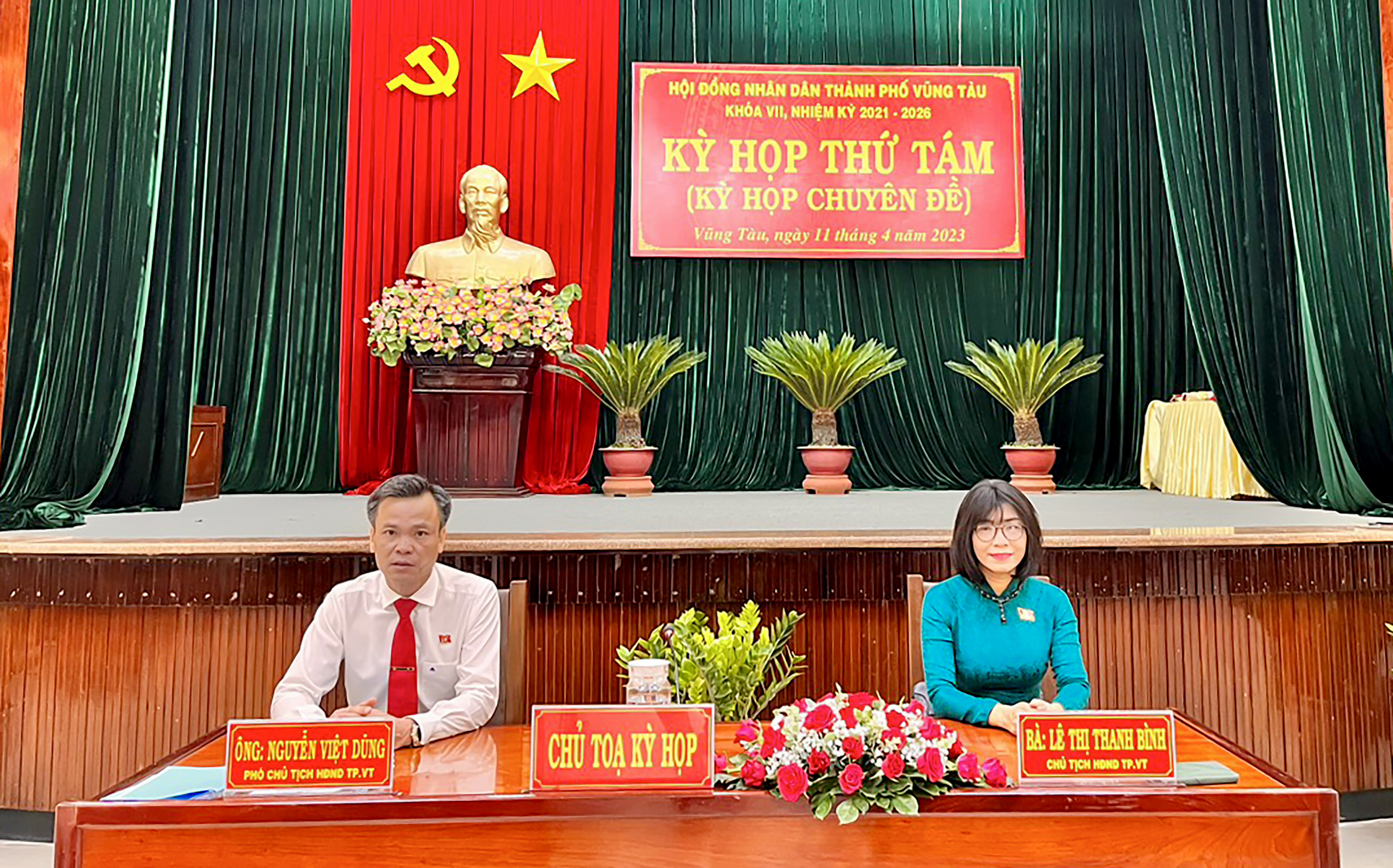 Bà Lê Thị Thanh Bình, Phó Bí thư Thường trực Thành ủy, Chủ tịch HĐND TP. Vũng Tàu; ông Nguyễn Việt Dũng, Phó Chủ tịch HĐND TP. Vũng Tàu, chủ trì kỳ họp.