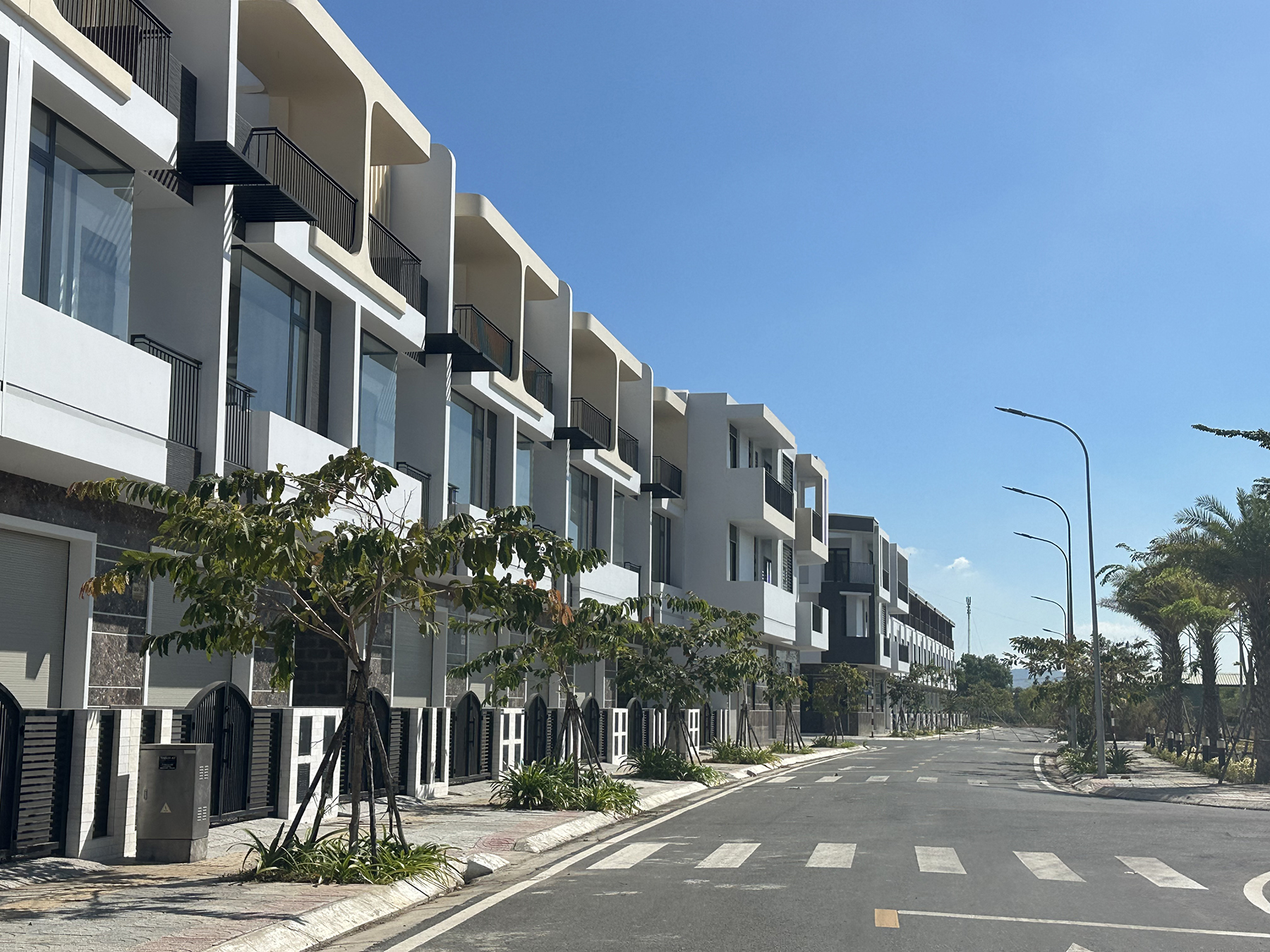 Quy định các dự án nhà ở thương mại phải triển khai 20% quỹ đất NOXH trong dự án không được các DN hưởng ứng vì còn nhiều bất cập, khó khăn về chính sách. Trong ảnh: Một góc dự án nhà ở thương mại The Light City do HODECO đầu tư xây dựng.