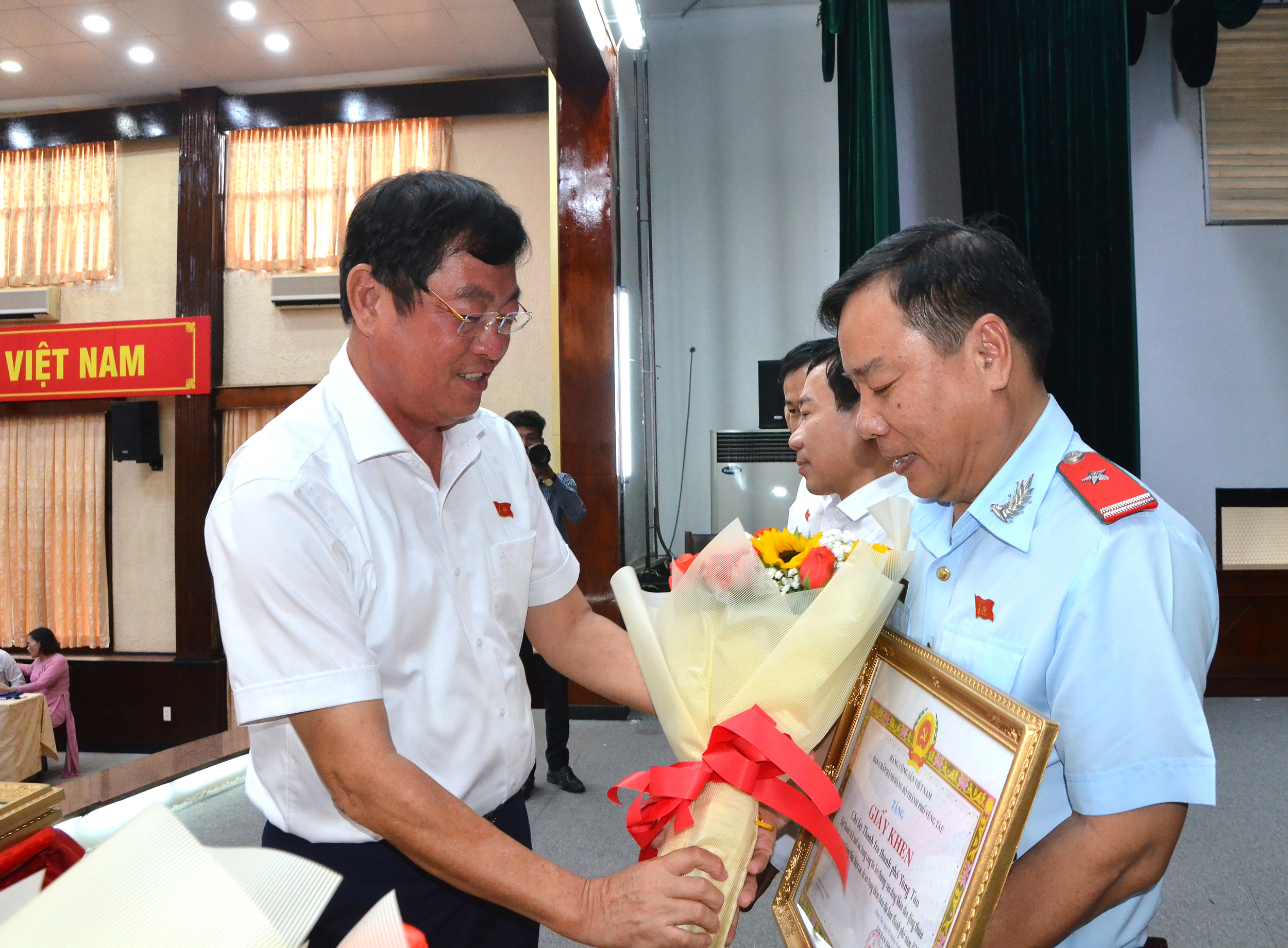 Bí thư Thành ủy Vũng Tàu Trần Đình Khoa trao Giấy khen cho các tổ chức Đảng có thành tích xuất sắc trong công tác bồi thường, vận động nhân dân đồng thuận bàn giao  mặt bằng thực hiện các dự án trọng điểm trên địa bàn  thành phố năm 2022.
