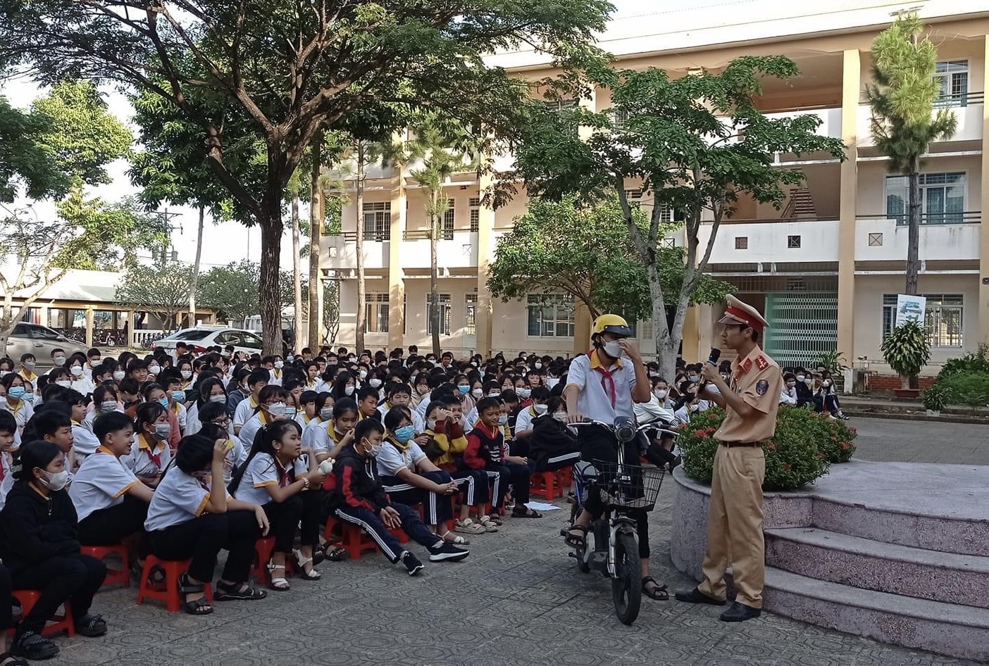 Lực lượng CSGT, Công an huyện Châu Đức tuyên truyền về ATGT cho học sinh Trường THCS Châu Đức.
