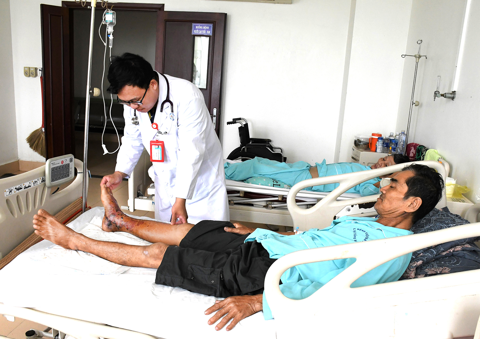 Bác sĩ Nguyễn Tấn Phát, Khoa Hồi sức tích cực - Chống độc (Bệnh viện Bà Rịa) kiểm tra lại  vị trí bị rắn cắn cho người bệnh.