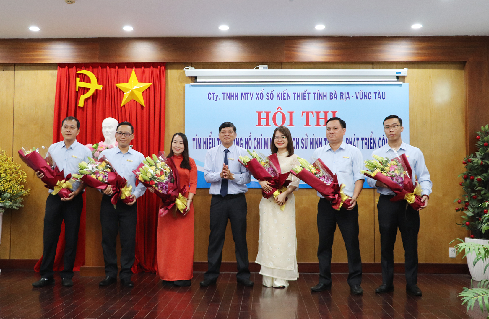 Ông Nguyễn Hữu Lĩnh, Phó Giám đốc Công ty, Trưởng Ban giám khảo tặng hoa tới các đội.