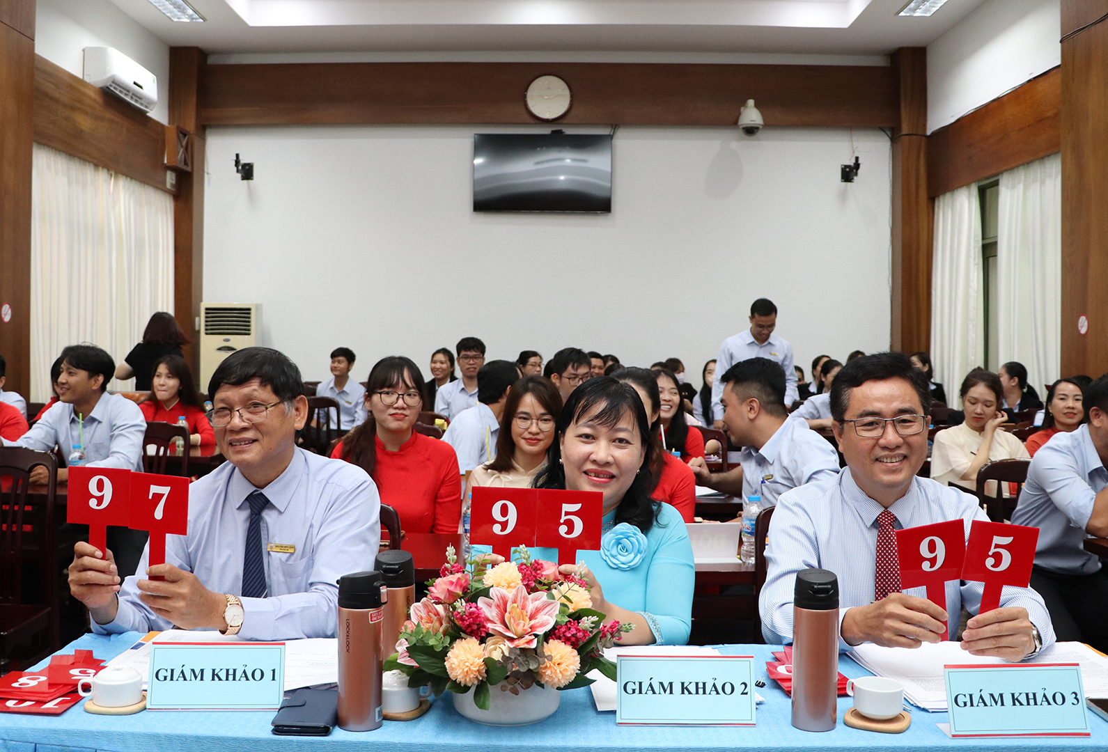 Ban Giám khảo chấm điểm phần thi thuyết trình của thí sinh.