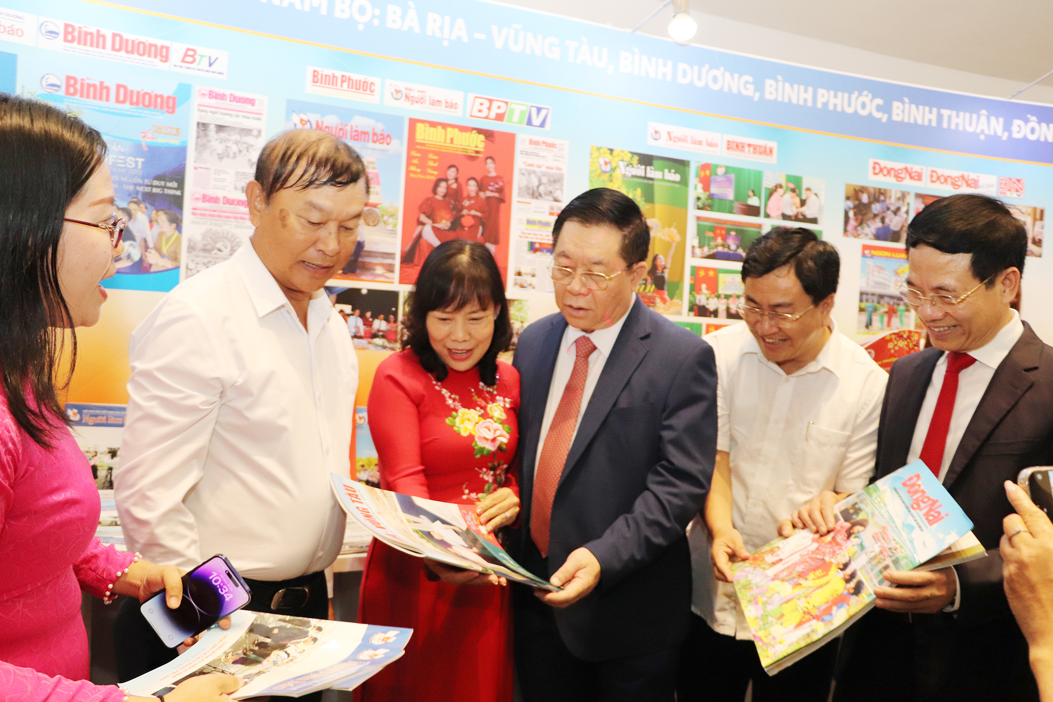 Ông Nguyễn Trọng Nghĩa, Bí thư Trung ương Đảng, Trưởng Ban Tuyên giáo Trung ương và các đại biểu tham quan gian trưng bày của Báo Bà Rịa-Vũng Tàu và Hội Nhà báo Cụm miền Đông Nam bộ tại Hội báo toàn quốc năm 2023