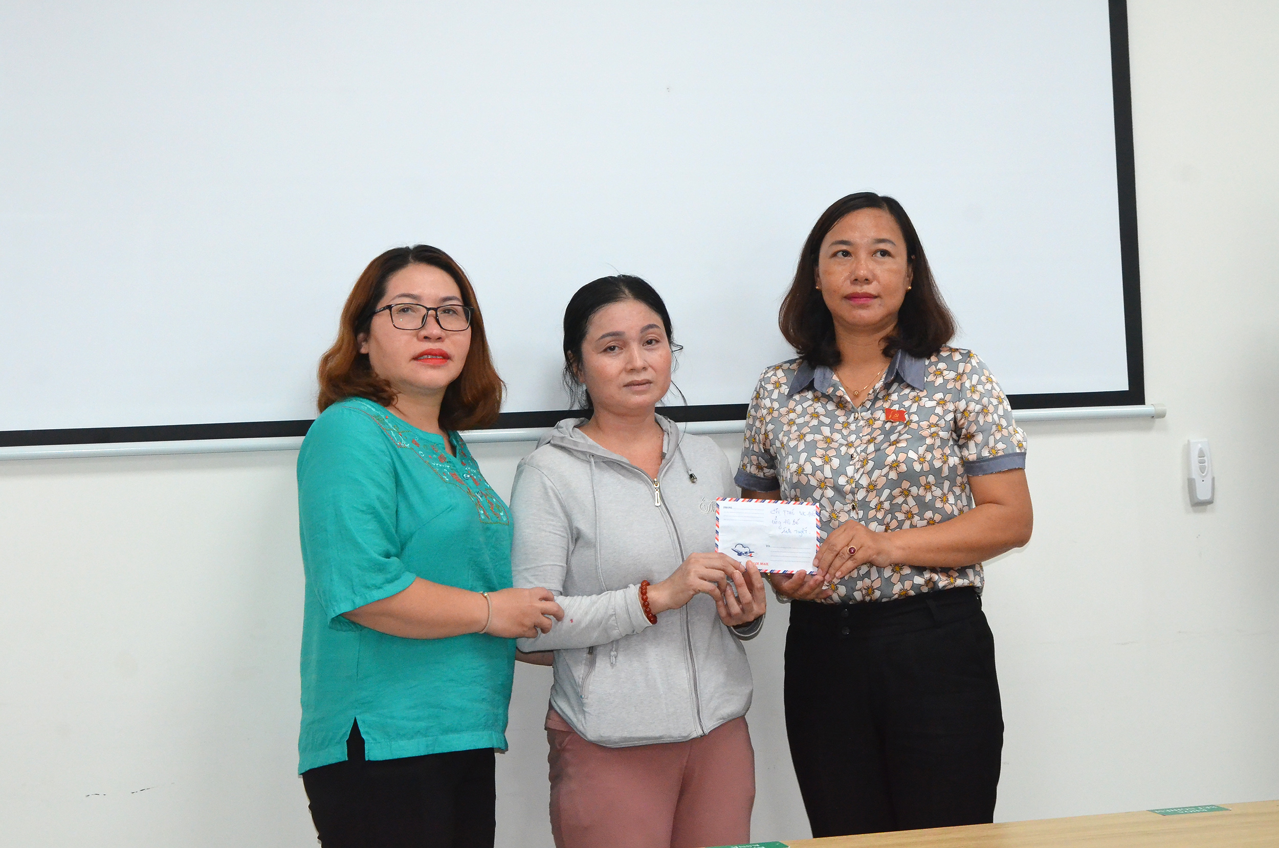 Lãnh đạo Hội LHPN phường 5, TP.Vũng Tàu trao tiền hỗ trợ cho người nhà bệnh nhân Nguyễn Thị Ánh Tuyết.