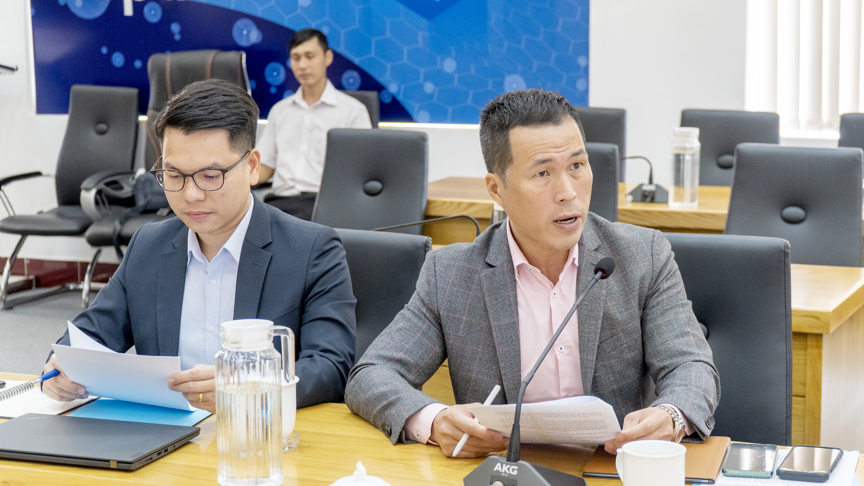 Đại diện đơn vị tư vấn trình bày dự thảo Đề án “Phát triển TP. Vũng Tàu thành trung tâm du lịch chất lượng cao đẳng cấp quốc tế”.