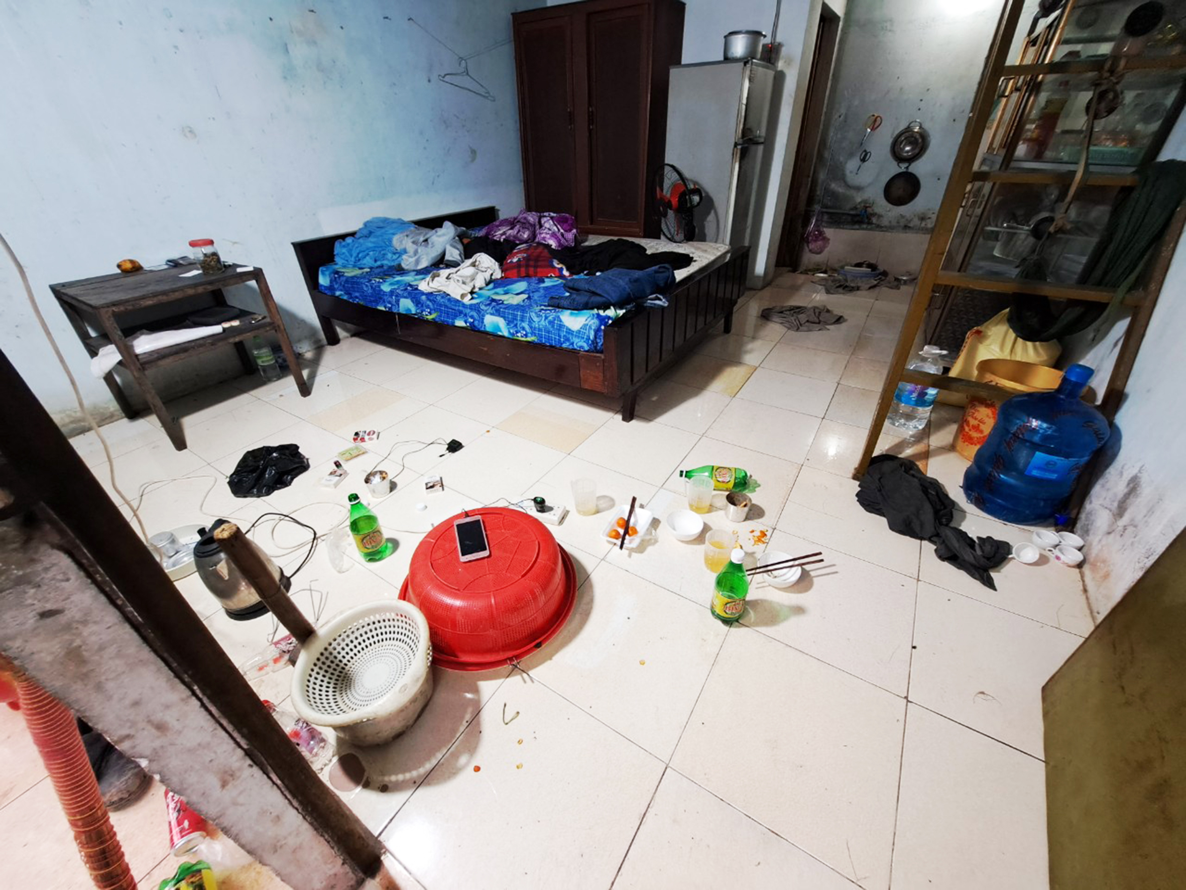 Phòng trọ nơi cả nhóm ăn nhậu