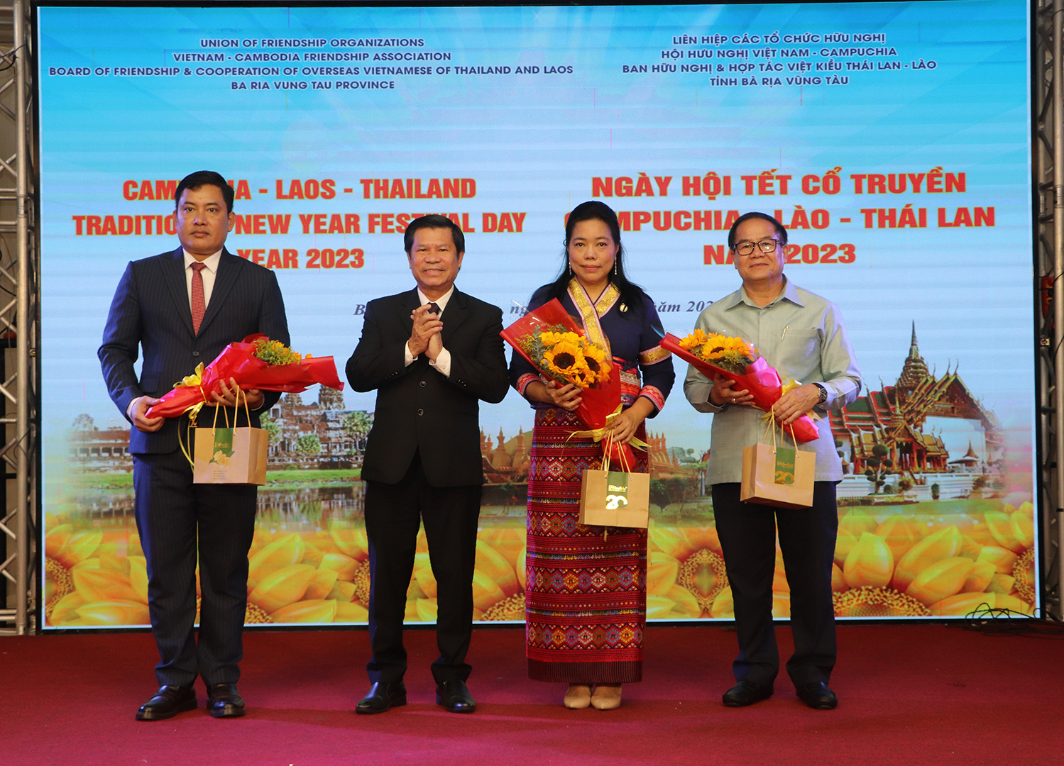 Ông Nguyễn Văn Xinh, Ủy viên Ban Thường vụ Tỉnh ủy, Trưởng Ban Tuyên giáo Tỉnh ủy tặng hoa và quà lưu niệm đến đại diện Tổng lãnh sự, lãnh sự quán các nước.