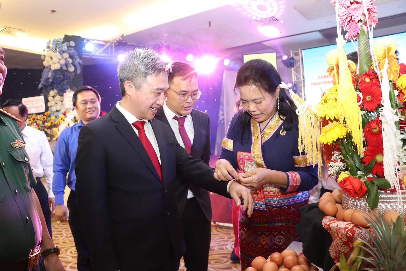 Ông Đặng Minh Thông, Phó Chủ tịch UBND tỉnh tham gia thực hiện nghi thức cột chỉ cổ tay cùng nhau chúc năm mới an khang, thịnh vượng tại ngày hội.