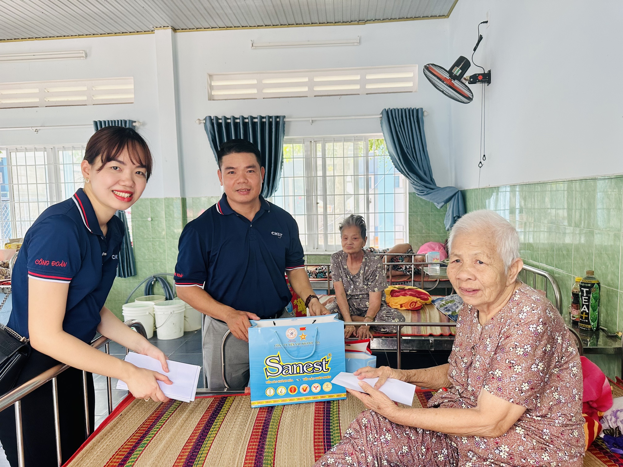 Đại diện Công đoàn CMIT đến từng phòng thăm hỏi, tặng quà các cụ ở Trung tâm Bảo trợ Xã hội cơ sở 2.