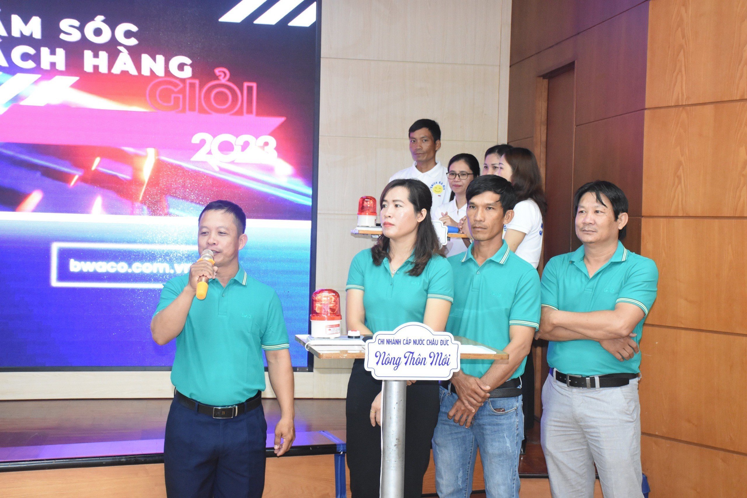 Các đội tham gia cuộc thi “Chăm sóc khách hàng giỏi năm 2023” trả lời các câu hỏi liên quan đến các kiến thức về ngành nước.