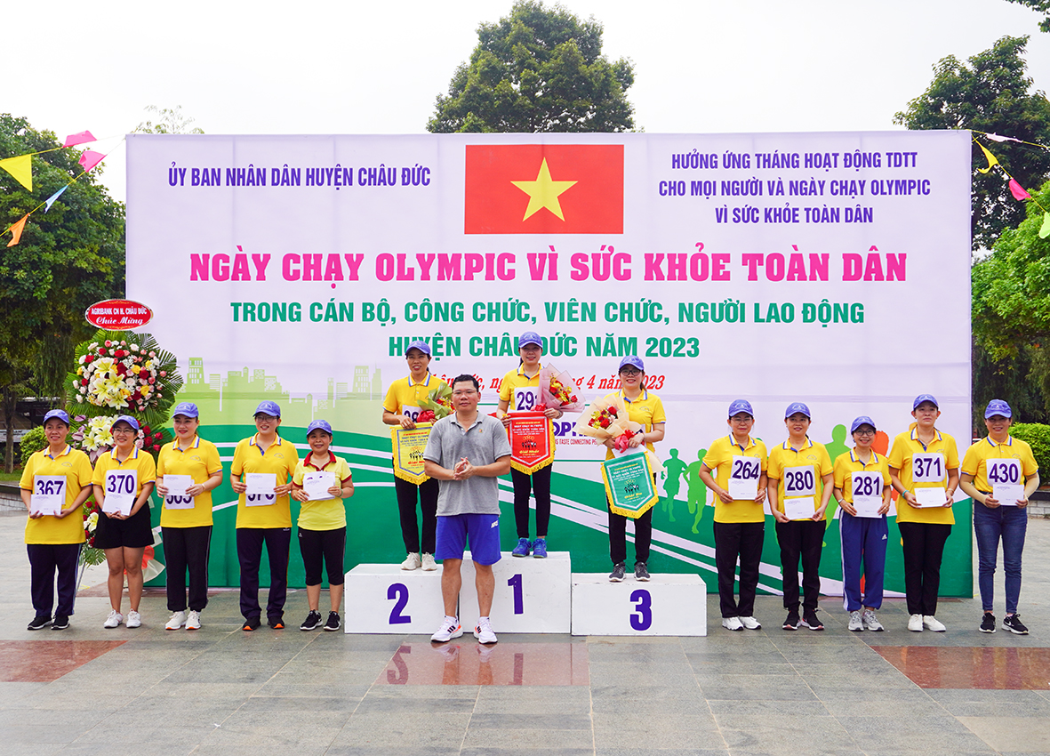 Ông Hoàng Nguyên Dinh, Bí thư Huyện ủy Châu Đức trao thưởng cho các VĐV nữ về đầu tiên ở nhóm chạy lãnh đạo.