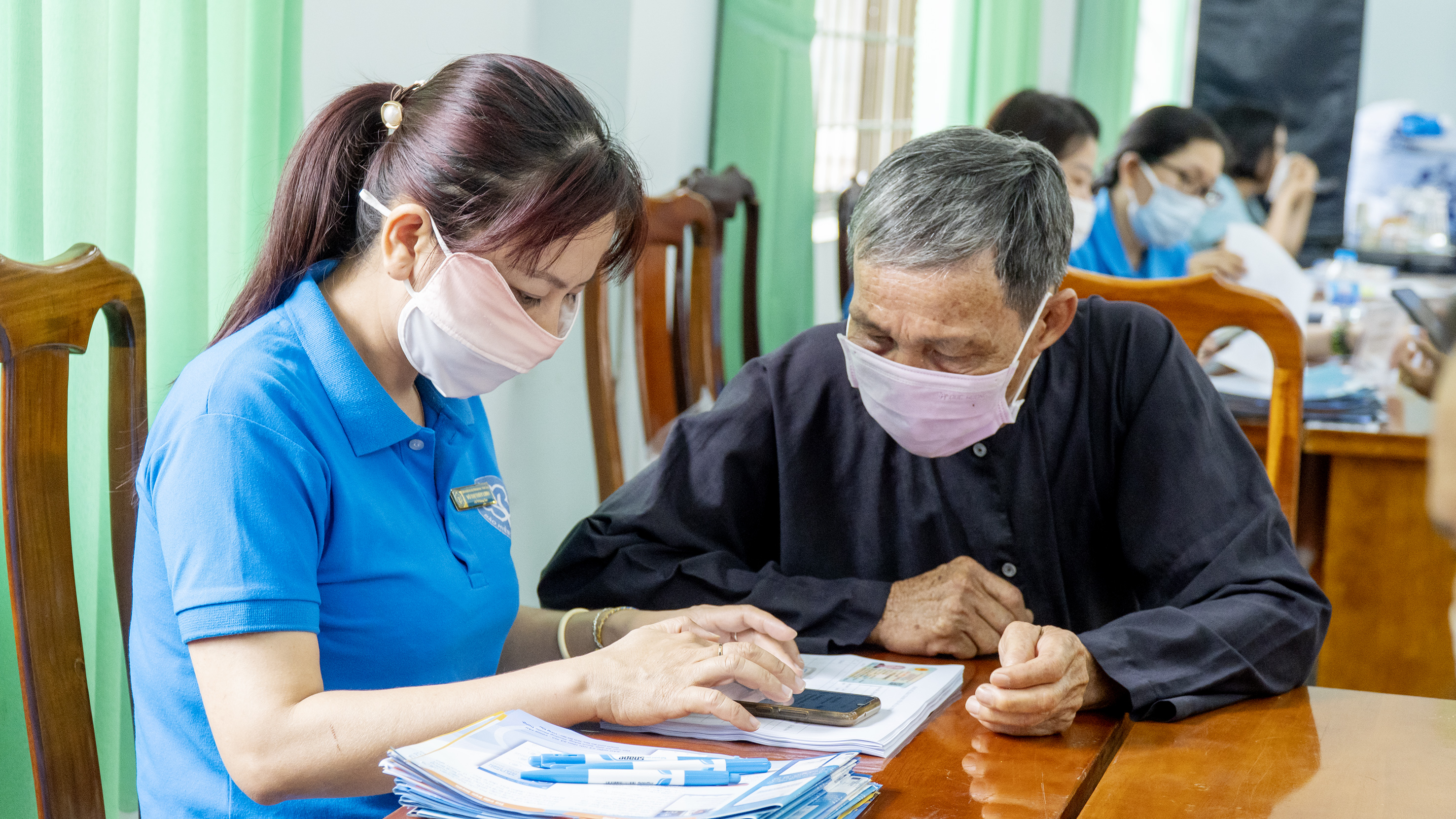 Người dân xã Long Sơn được cán bộ viên chức BHXH TP. Vũng Tàu hướng dẫn cài đặt sử dụng ứng dụng VssID - BHXH số.