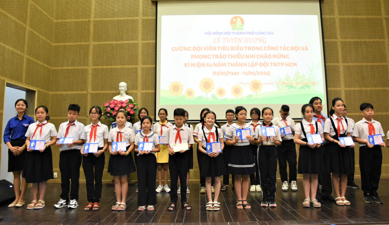 Đội viên tiêu biểu nhận chứng nhận tuyên dương của Hội đồng Đội thành phố tại ngày hội.