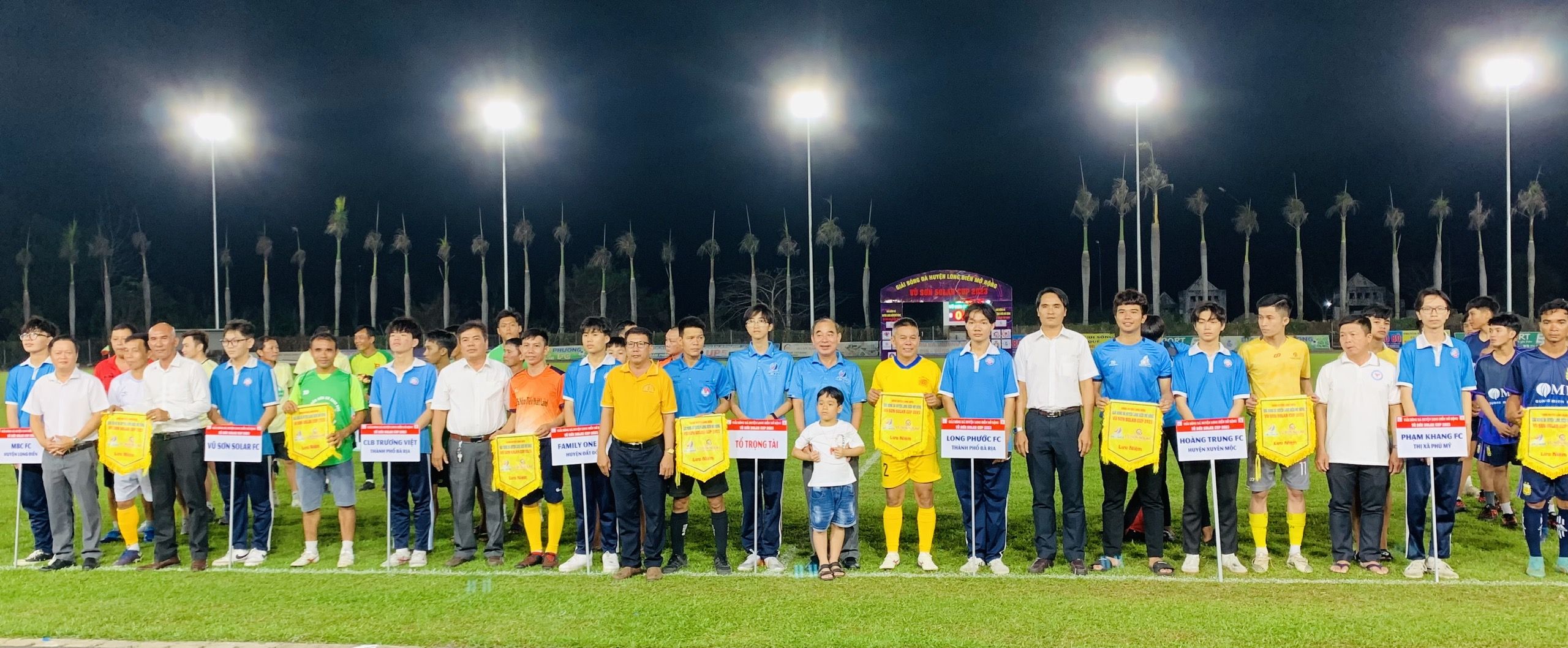 Các đại biểu, ban tổ chức giải tặng cờ và chụp ảnh lưu niệm cùng các đội bóng, trọng tài.