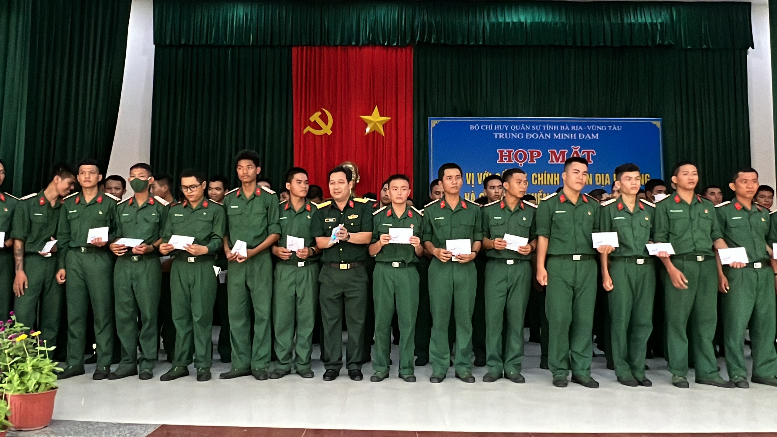 Đại diện chính quyền địa phương huyện Long Điền tặng quà cho chiến sĩ mới.