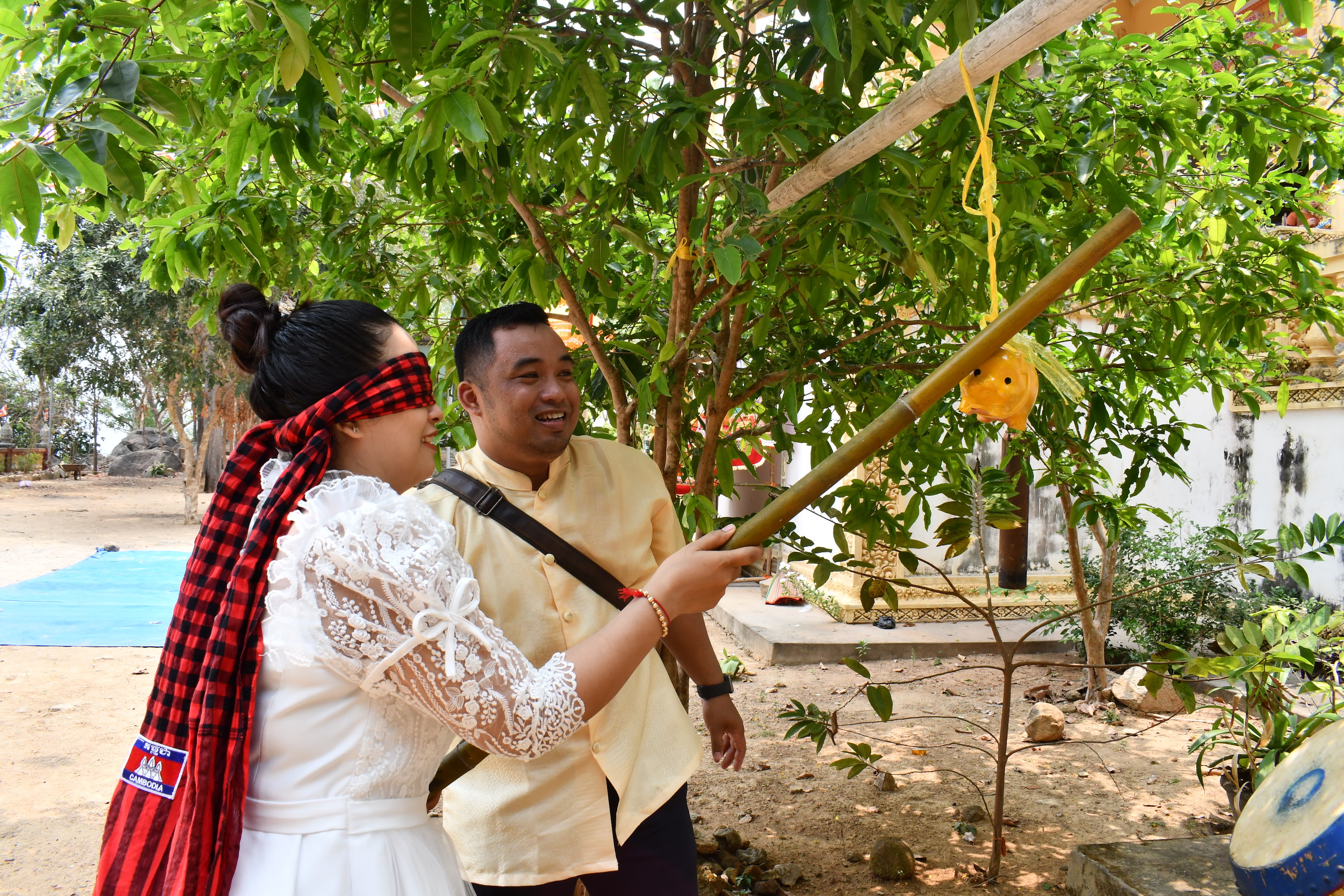 Đồng bào dân tộc Khmer chơi trò chơi dân gian tại chùa Nam Sơn.