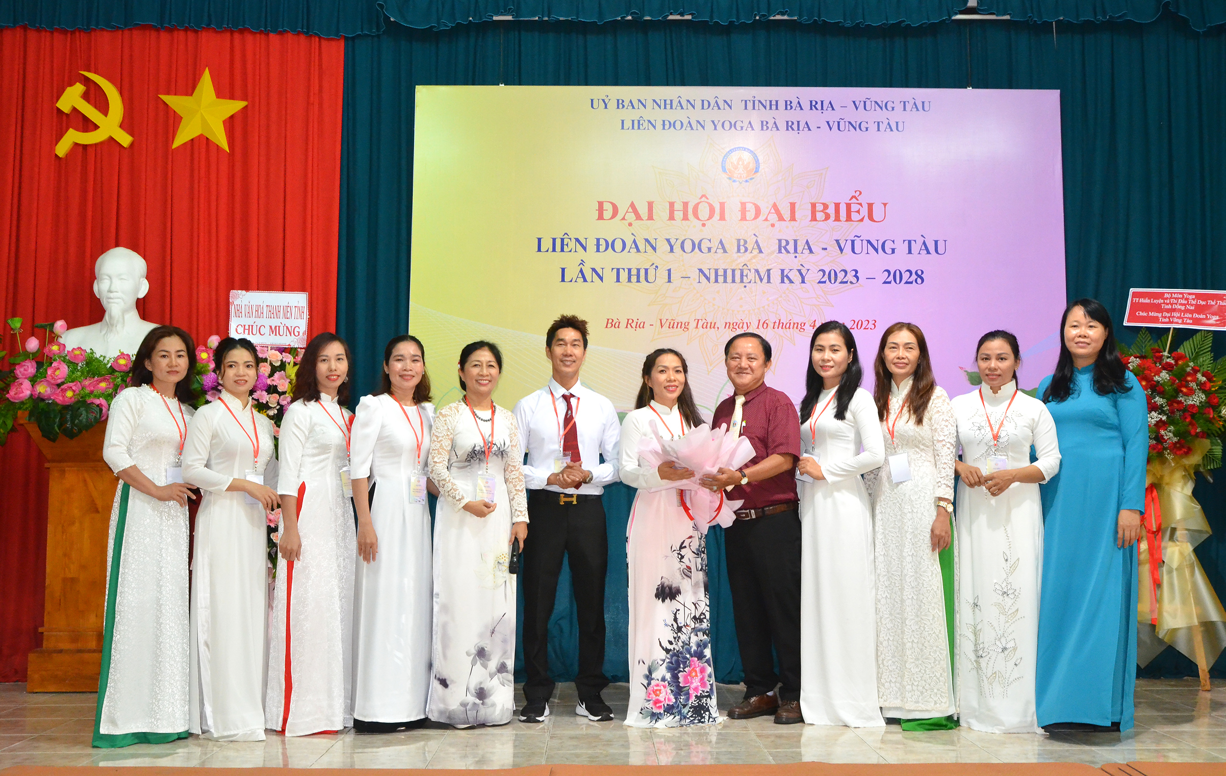 PGS.TS Trịnh Hữu Lộc, Ủy viên Ban Thường vụ Liên đoàn Yoga Việt Nam tặng hoa chúc mừng Ban Chấp hành Liên đoàn Yoga Bà Rịa - Vũng Tàu khóa I, nhiệm kỳ 2023 - 2028.