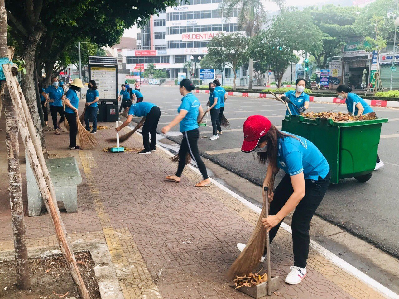 Hội LHPN các phường trên địa bàn TP.Vũng Tàu đồng loạt ra quân dọn dẹp vệ sinh môi trường hưởng ứng “Ngày chủ nhật xanh” do Hội LHPN thành phố  phát động.