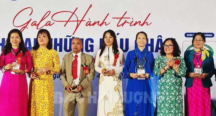 Trao kỷ niệm chương cho doanh nghiệp tiêu biểu trong hoạt động phối hợp với câu lạc bộ.